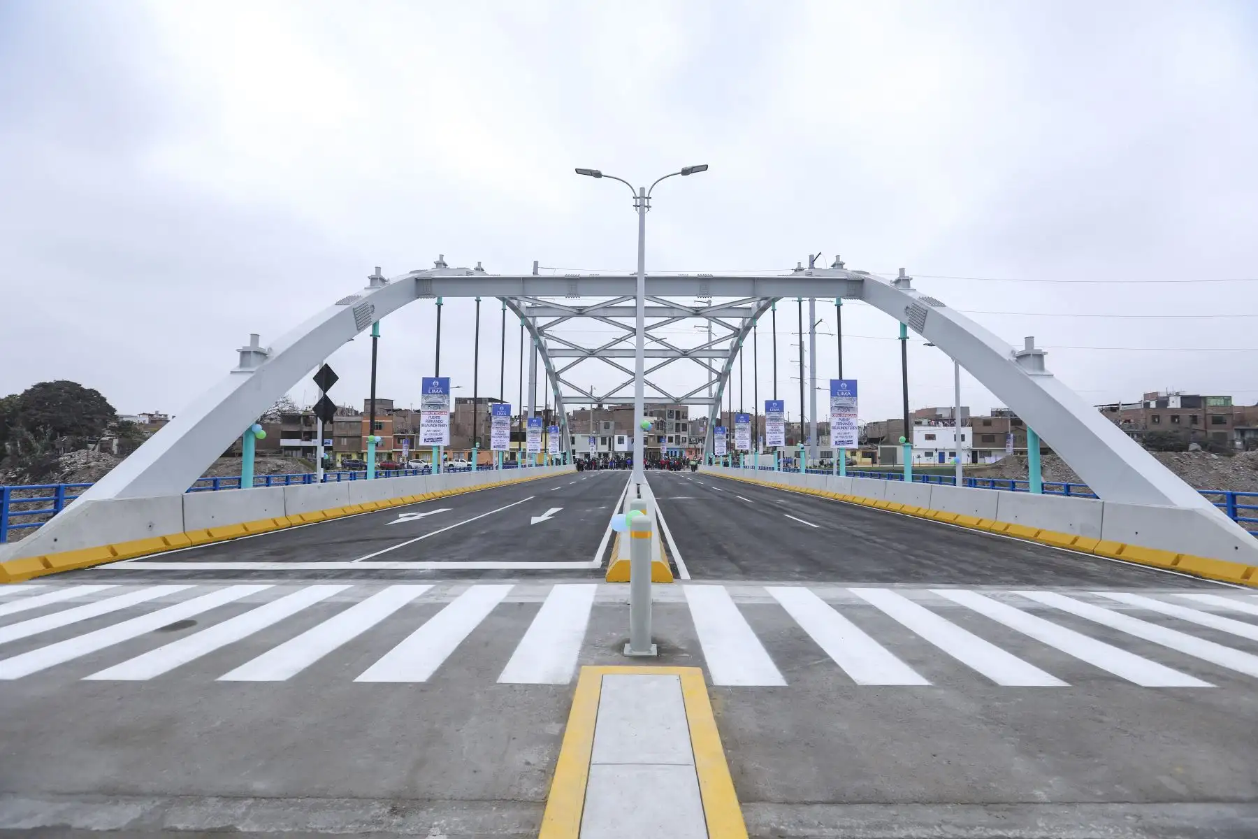 El nuevo puente peatonal y vehicular, implementado por la Municipalidad de Lima a través de Emape, cuenta con cuatro carriles (dos para cada sentido), berma central, veredas de más de 3 m de ancho, barandas, iluminación LED, áreas verdes en los alrededores, así como señalización vertical y horizontal. Foto: ANDINA/ Municipalidad de Lima