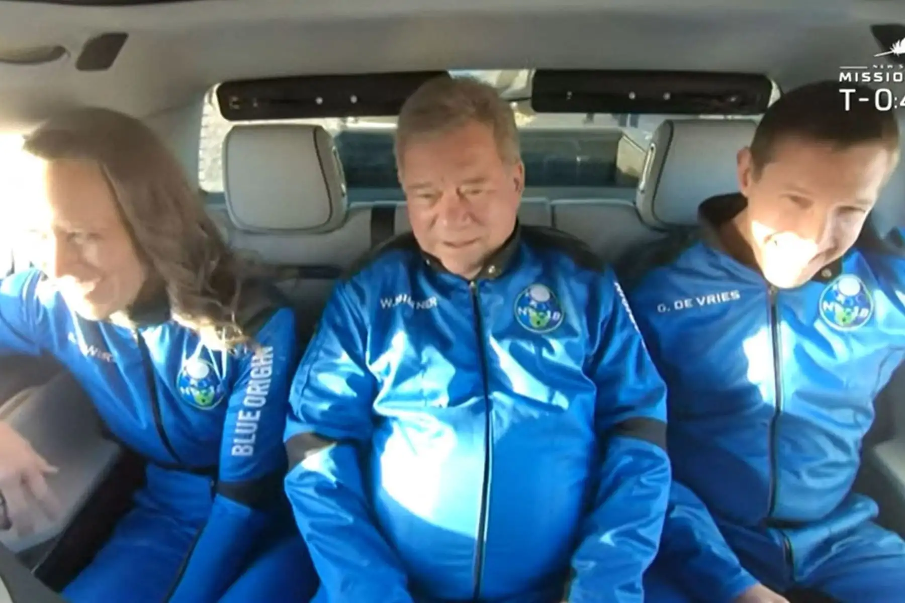 Miembros de la tripulación de la misión New Shepard NS-18 (L-R), Vicepresidente de Operaciones de Misión y Vuelo de Blue Origin; El actor de "Star Trek", William Shatner y el cofundador de Medidata Solutions, Glen de Vries, viajan a la plataforma de lanzamiento, antes de despegar desde la región del oeste de Texas, a 40 kilómetros al norte de Van Horn.: Foto: AFP