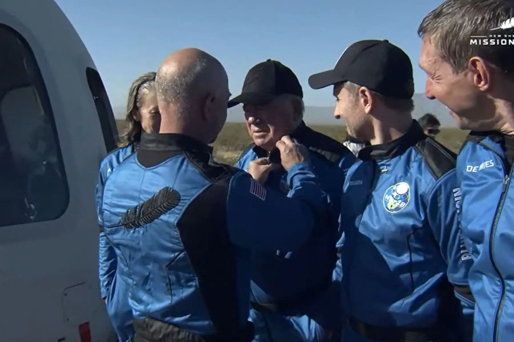 Miembros de la tripulación de la misión New Shepard NS-18 (L-R), Vicepresidente de Operaciones de Misión y Vuelo de Blue Origin; El actor de "Star Trek", William Shatner y el cofundador de Medidata Solutions, Glen de Vries, viajan a la plataforma de lanzamiento, antes de despegar desde la región del oeste de Texas, a 40 kilómetros al norte de Van Horn.: Foto: AFP