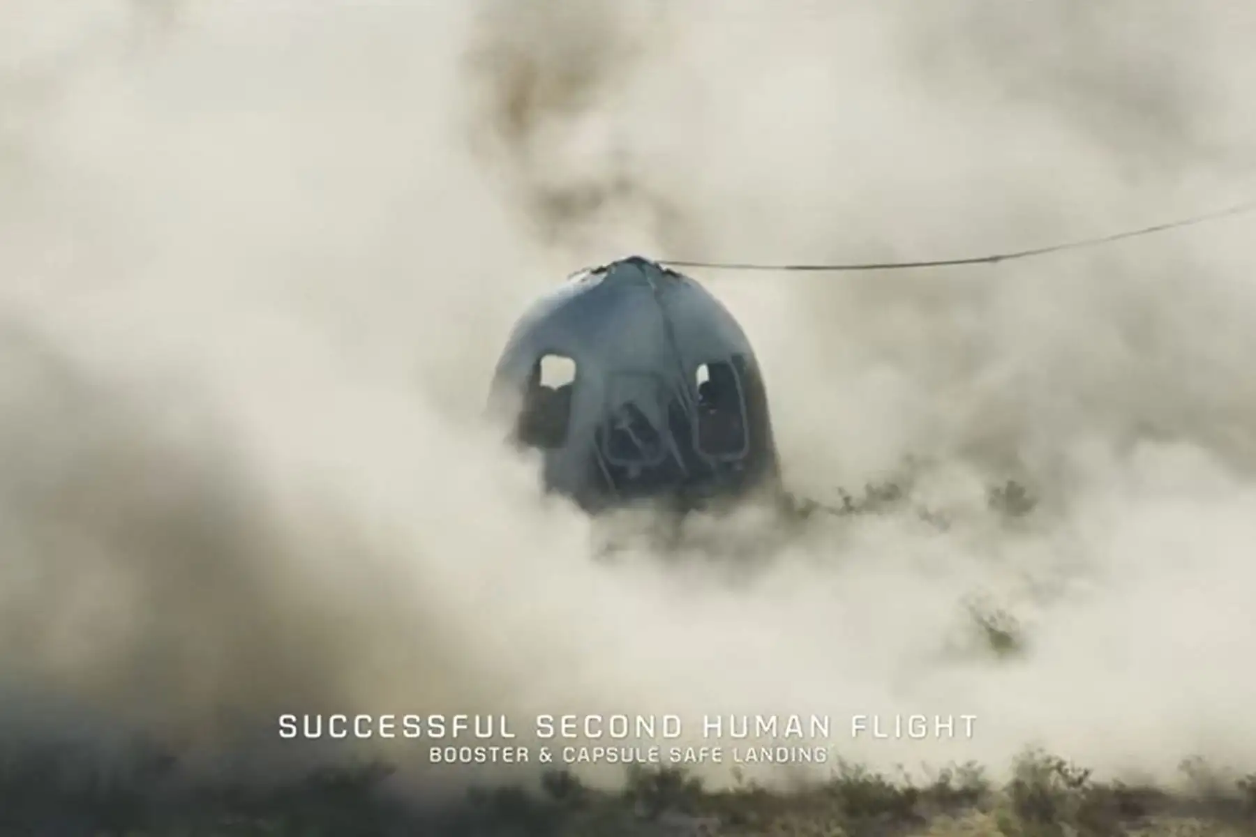 La cápsula de la misión New Shepard NS-18 aterriza el 13 de octubre de 2021 en la región del oeste de Texas, a 40 kilómetros al norte de Van Horn. Foto: AFP