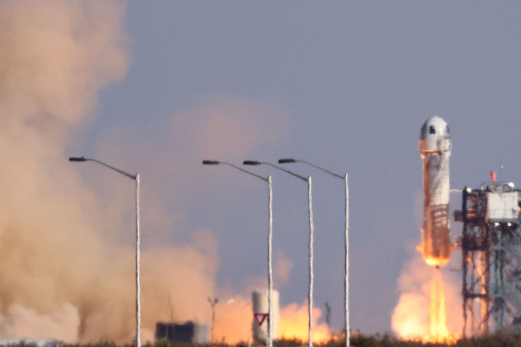 El New Shepard de Blue Origin despega de la plataforma de lanzamiento, cerca de Van Horn, Texas. La misión NS-18, es el segundo vuelo espacial humano de la compañía, propiedad del fundador de Amazon, Jeff Bezos. Foto: AFP