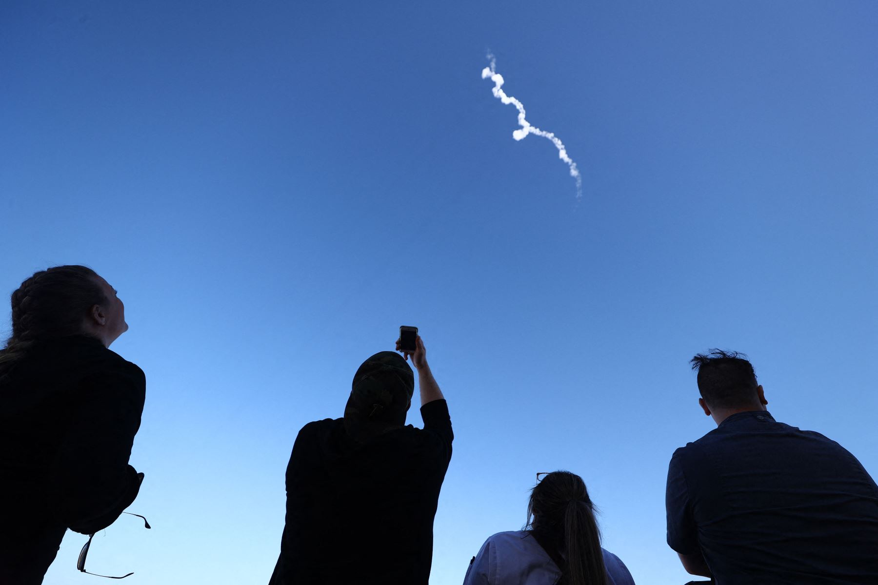 El New Shepard de Blue Origin despega de la plataforma de lanzamiento, cerca de Van Horn, Texas. La misión NS-18, es el segundo vuelo espacial humano de la compañía, propiedad del fundador de Amazon, Jeff Bezos. Foto: AFP