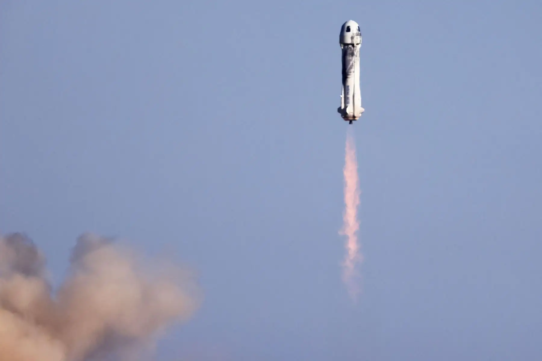 El New Shepard de Blue Origin despega de la plataforma de lanzamiento, cerca de Van Horn, Texas. La misión NS-18, es el segundo vuelo espacial humano de la compañía, propiedad del fundador de Amazon, Jeff Bezos. Foto: AFP