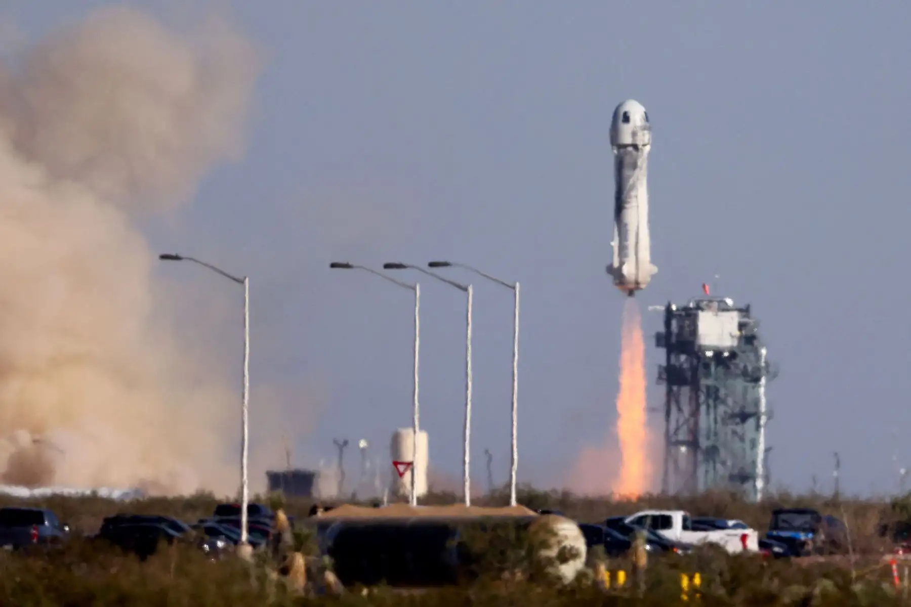 El New Shepard de Blue Origin despega de la plataforma de lanzamiento, cerca de Van Horn, Texas. La misión NS-18, es el segundo vuelo espacial humano de la compañía, propiedad del fundador de Amazon, Jeff Bezos. Foto: AFP