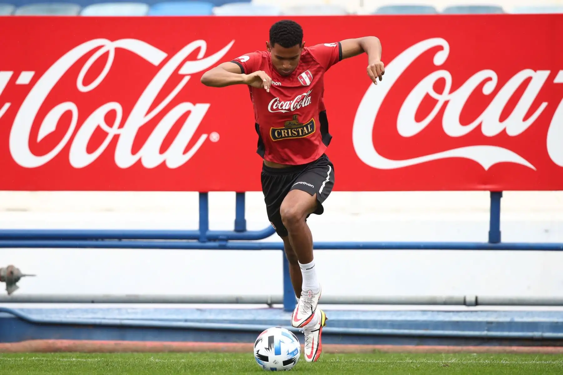 La Selección Peruana realizó su último entrenamiento con miras al duelo de este jueves ante Argentina por la fecha 12 de las Clasificatorias al Mundial Qatar 2022. Los seleccionados trabajaron en horas de la mañana en el campo del Estadio José Amalfitani bajo la dirección técnica del comando técnico liderado por Ricardo Gareca. Foto: FPF