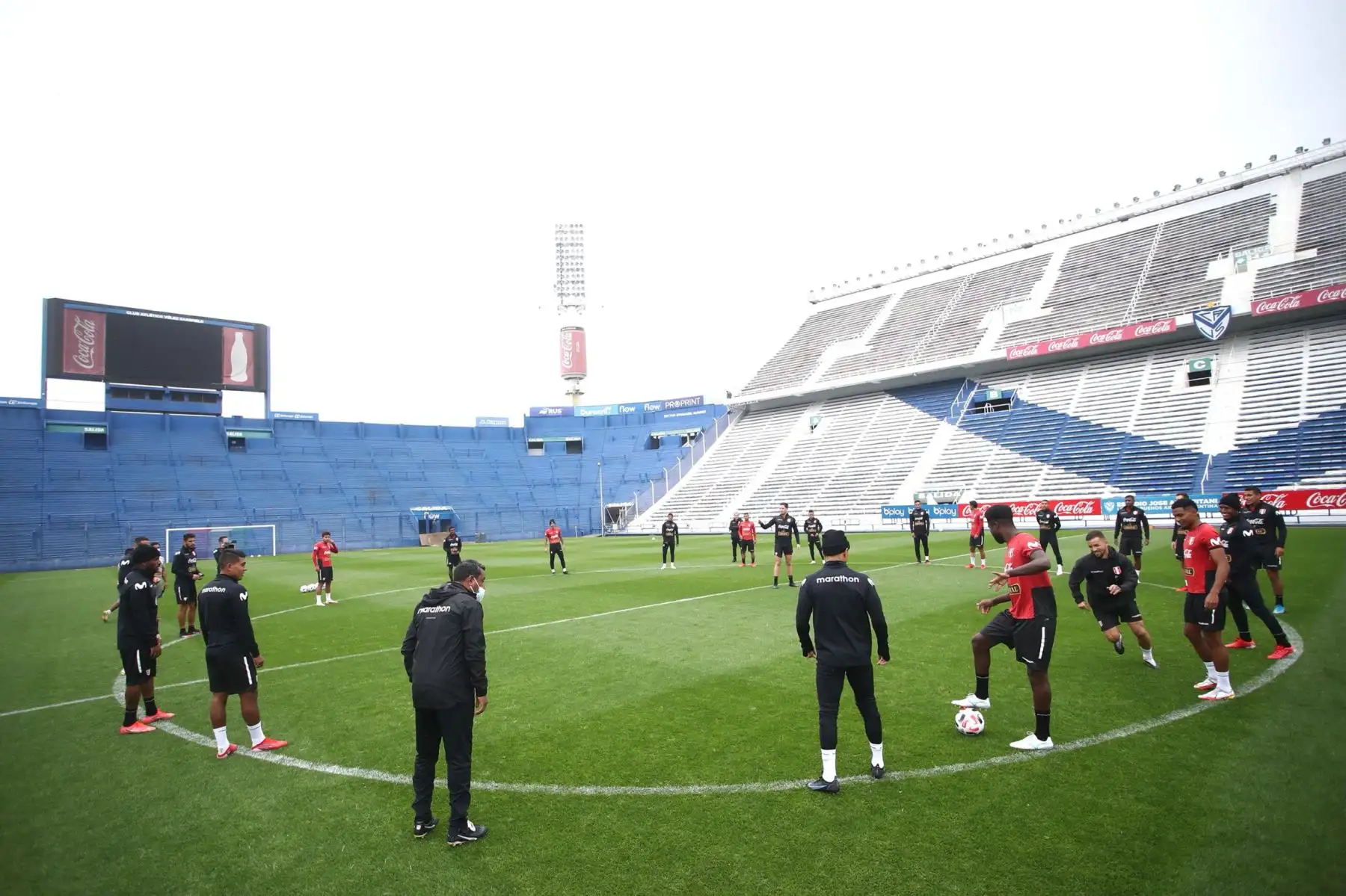 La Selección Peruana realizó su último entrenamiento con miras al duelo de este jueves ante Argentina por la fecha 12 de las Clasificatorias al Mundial Qatar 2022. Los seleccionados trabajaron en horas de la mañana en el campo del Estadio José Amalfitani bajo la dirección técnica del comando técnico liderado por Ricardo Gareca. Foto: FPF