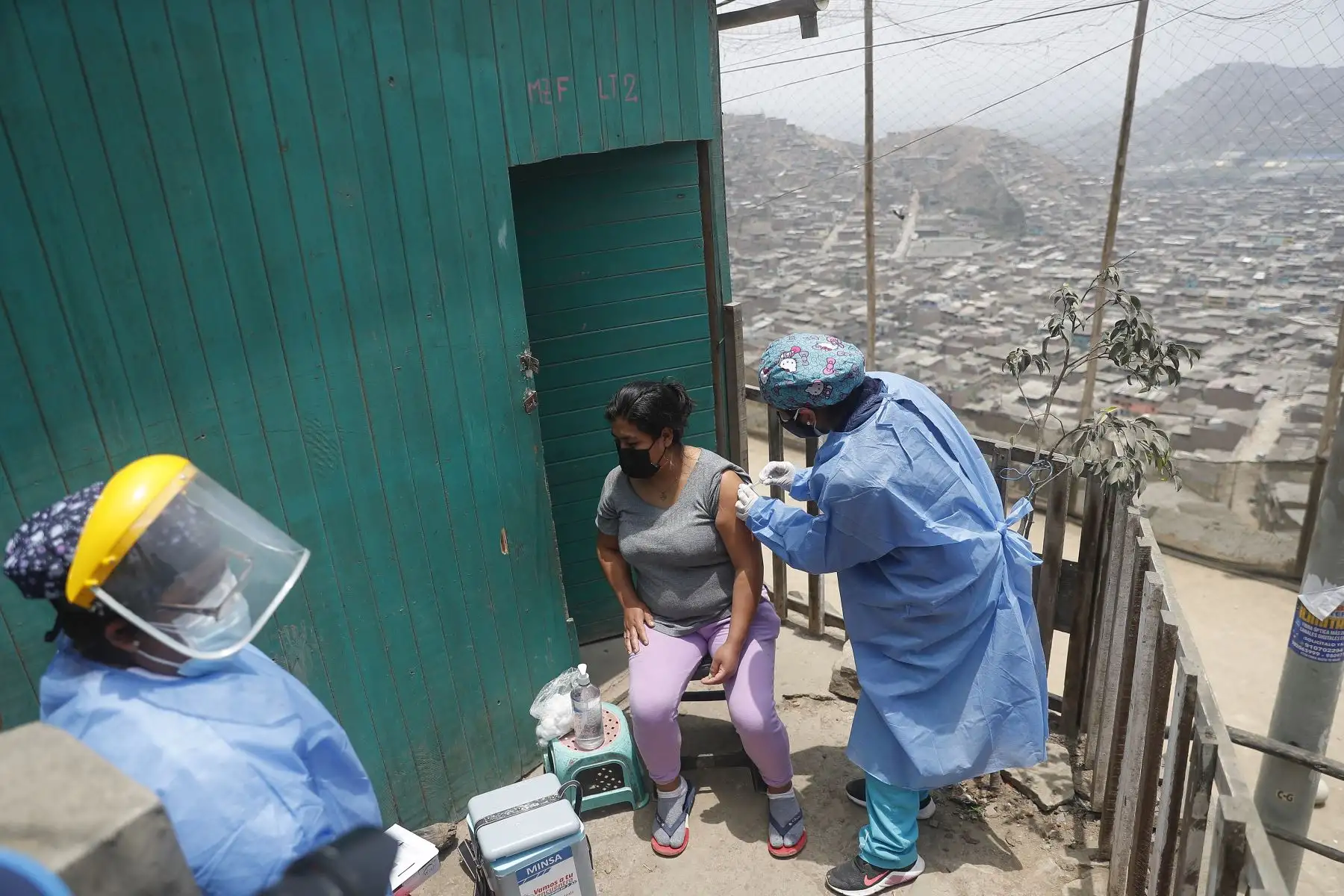 Brigadas de vacunación del Minsa llegaron a los AA.HH. Valle Bajo y Valle Alto, en el distrito de Villa María del Triunfo, para continuar fortaleciendo campaña de inmunización contra el Covid-19. Foto: ANDINA/Renato Pajuelo