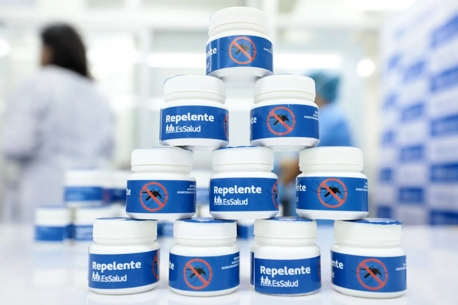 Producto elaborado a base de aceite de molle será repartido en 15 regiones del país, donde se registra un aumento de casos de esta enfermedad. Foto: EsSalud