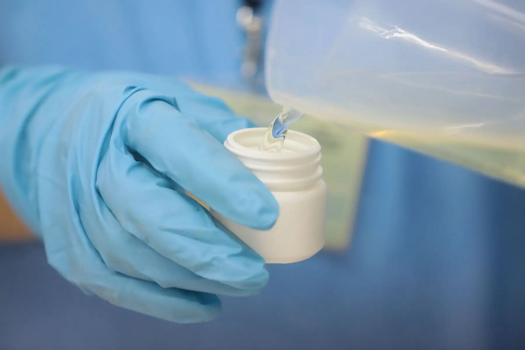 Producto elaborado a base de aceite de molle será repartido en 15 regiones del país, donde se registra un aumento de casos de esta enfermedad. Foto: EsSalud