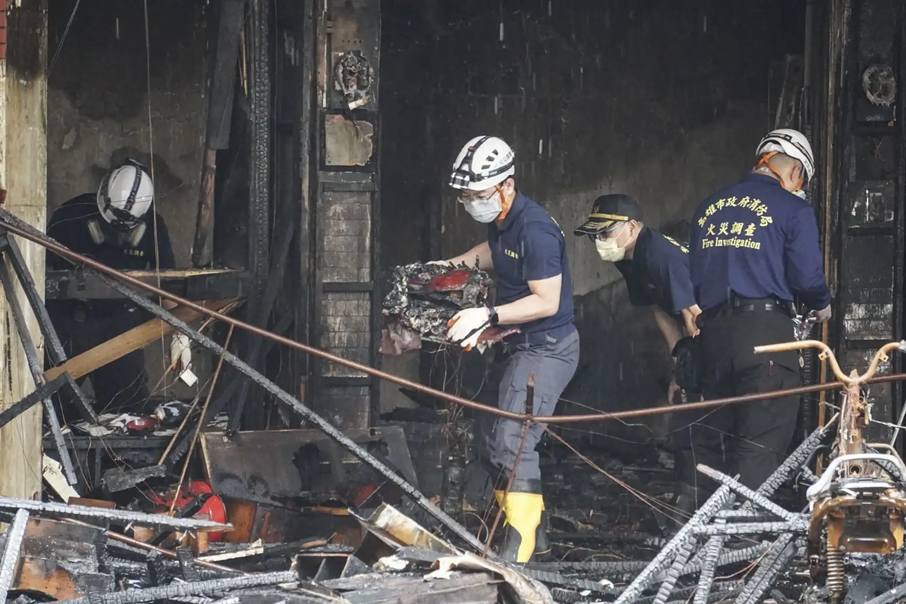 Investigadores realizan operaciones después de que un incendio nocturno arrasara un edificio en la ciudad de Kaohsiung, en el sur de Taiwán, matando al menos a 46 personas e hiriendo a decenas más. Foto: AFP