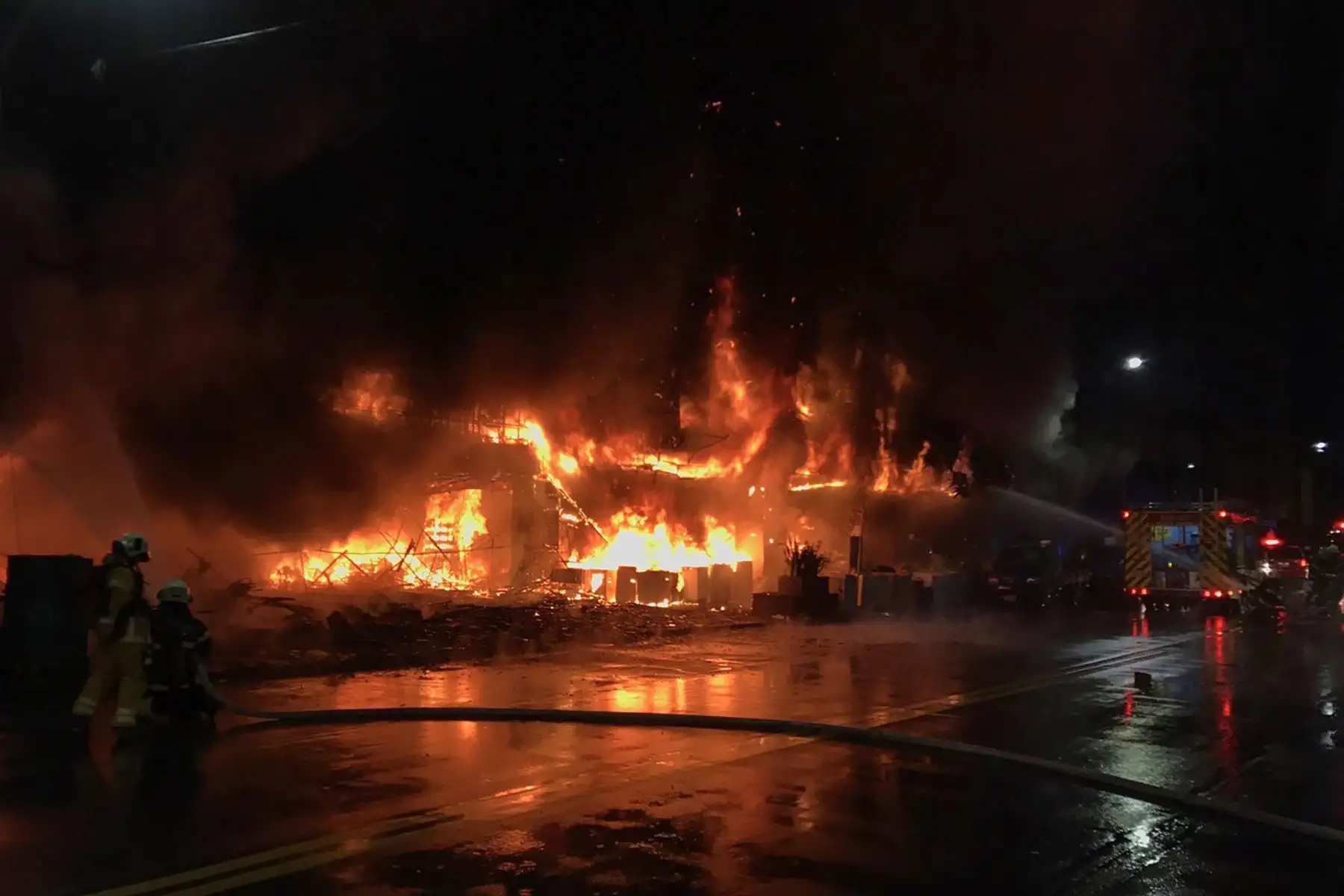 Bomberos luchan contra un incendio nocturno que arrasó un edificio en la ciudad de Kaohsiung, en el sur de Taiwán, matando al menos a 46 personas e hiriendo a decenas más. Foto: AFP