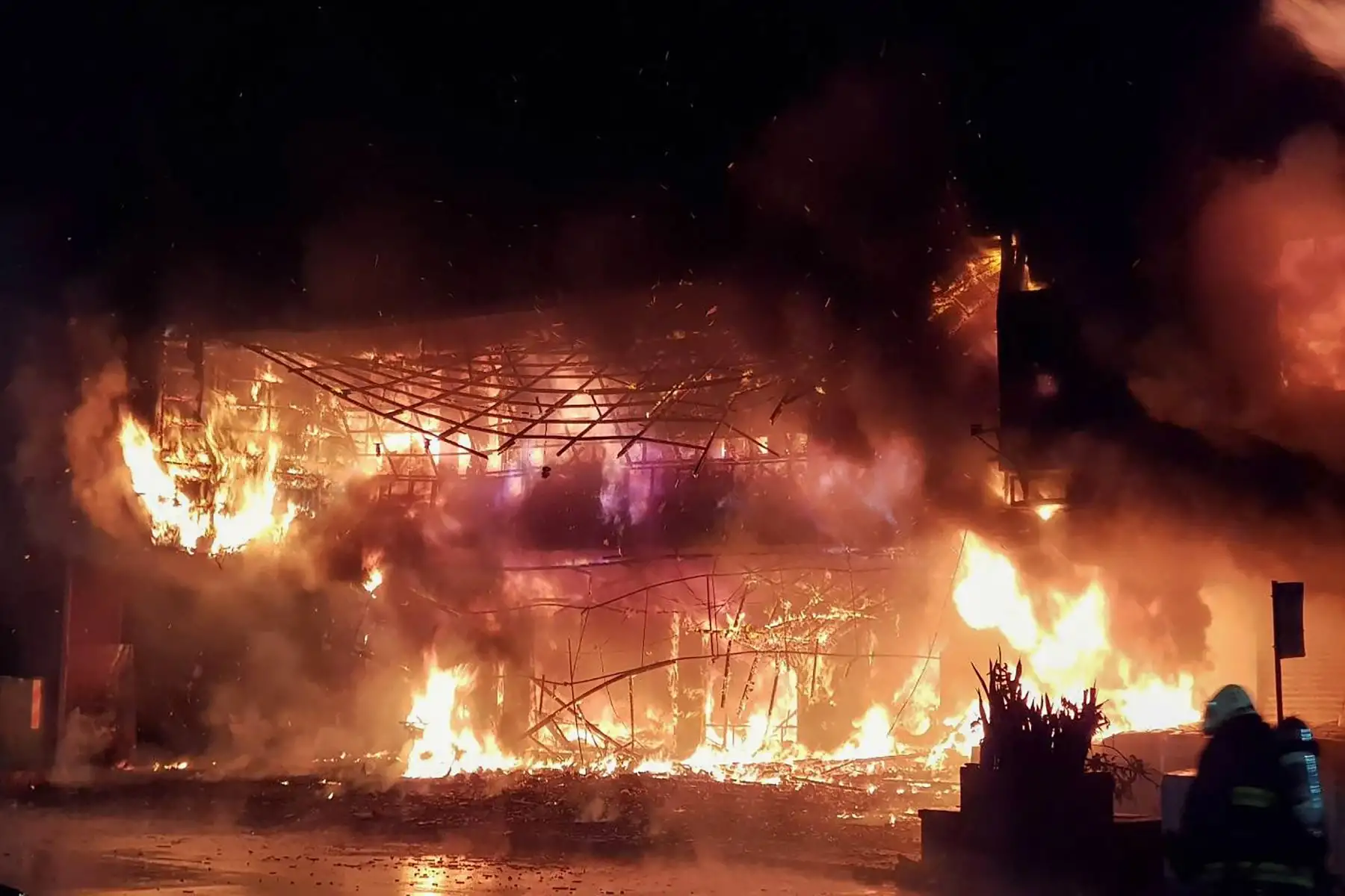 Bomberos luchan contra un incendio nocturno que arrasó un edificio en la ciudad de Kaohsiung, en el sur de Taiwán, matando al menos a 46 personas e hiriendo a decenas más. Foto: AFP