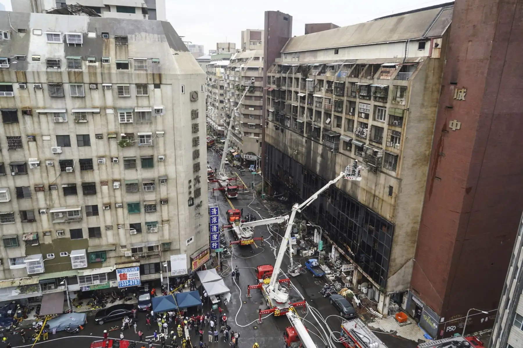 Operaciones de rescate después de que un incendio nocturno arrasara un edificio en la ciudad de Kaohsiung, en el sur de Taiwán, matando al menos a 46 personas e hiriendo a decenas de personas. Foto: AFP