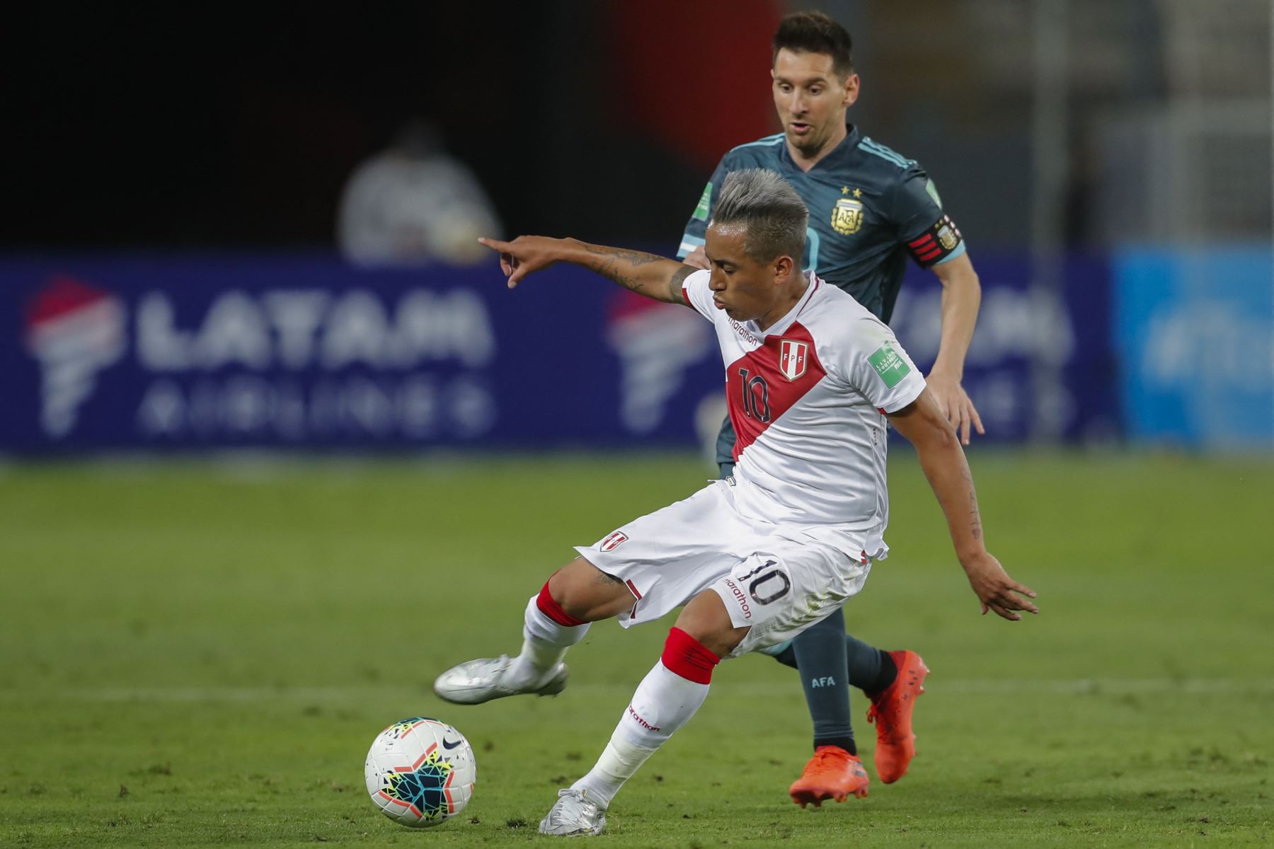 La selección peruana juega un partido clave ante Argentina.