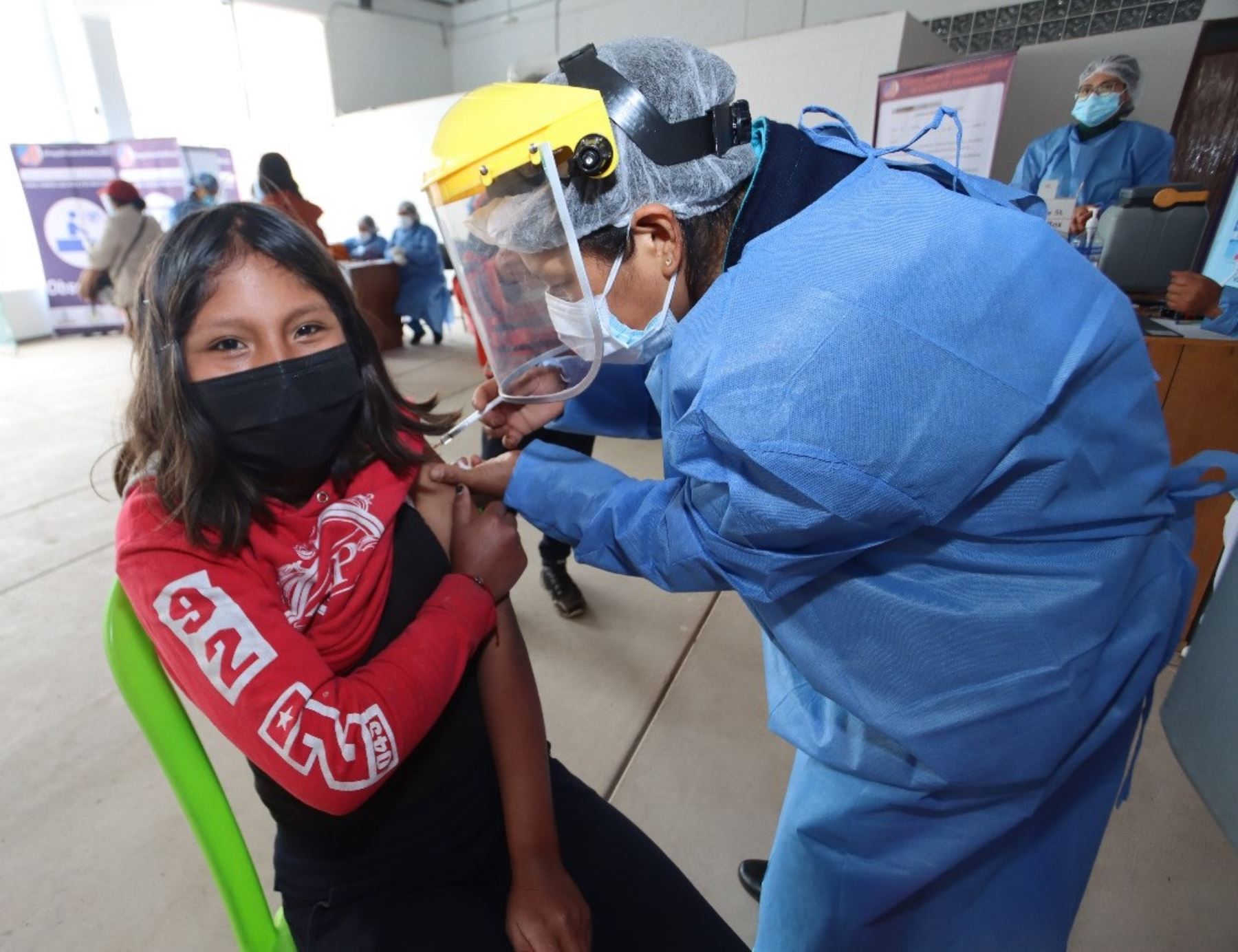 La región Cusco recibió un lote de 10,000 dosis de vacunas Pfizer para aplicar los refuerzos al personal de primera línea. Foto: ANDINA/Difusión