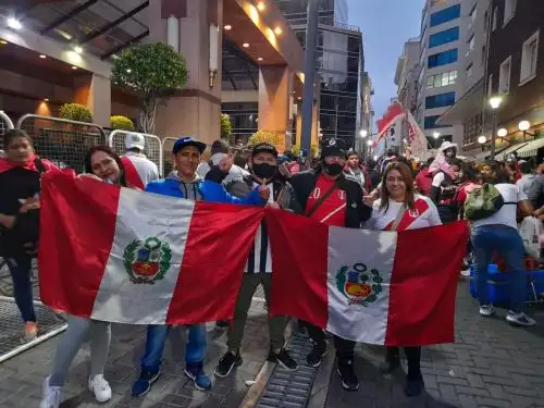 La afición peruana brindó su incondicional apoyo a la blanquirroja