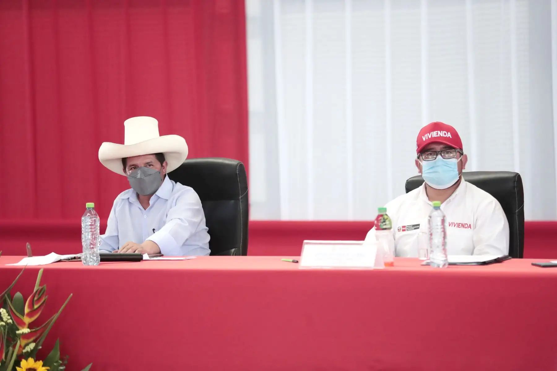 El presidente Pedro Castillo junto al gobernador regional de San Martín, Pedro Bogarín, sostiene reunión con autoridades locales de la región. Foto: ANDINA/Prensa Presidencia