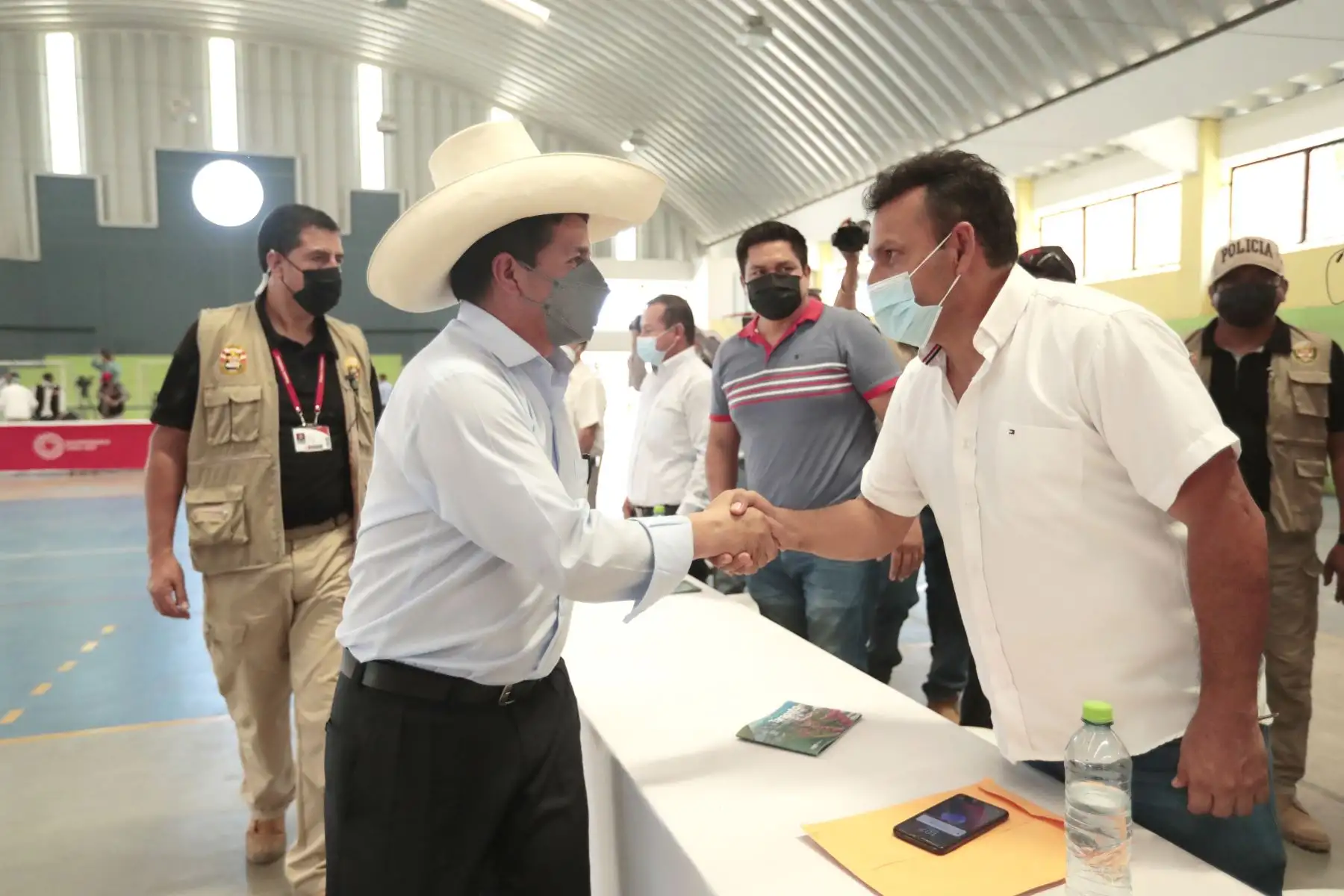 El presidente Pedro Castillo junto al gobernador regional de San Martín, Pedro Bogarín, sostiene reunión con autoridades locales de la región. Foto: ANDINA/Prensa Presidencia
