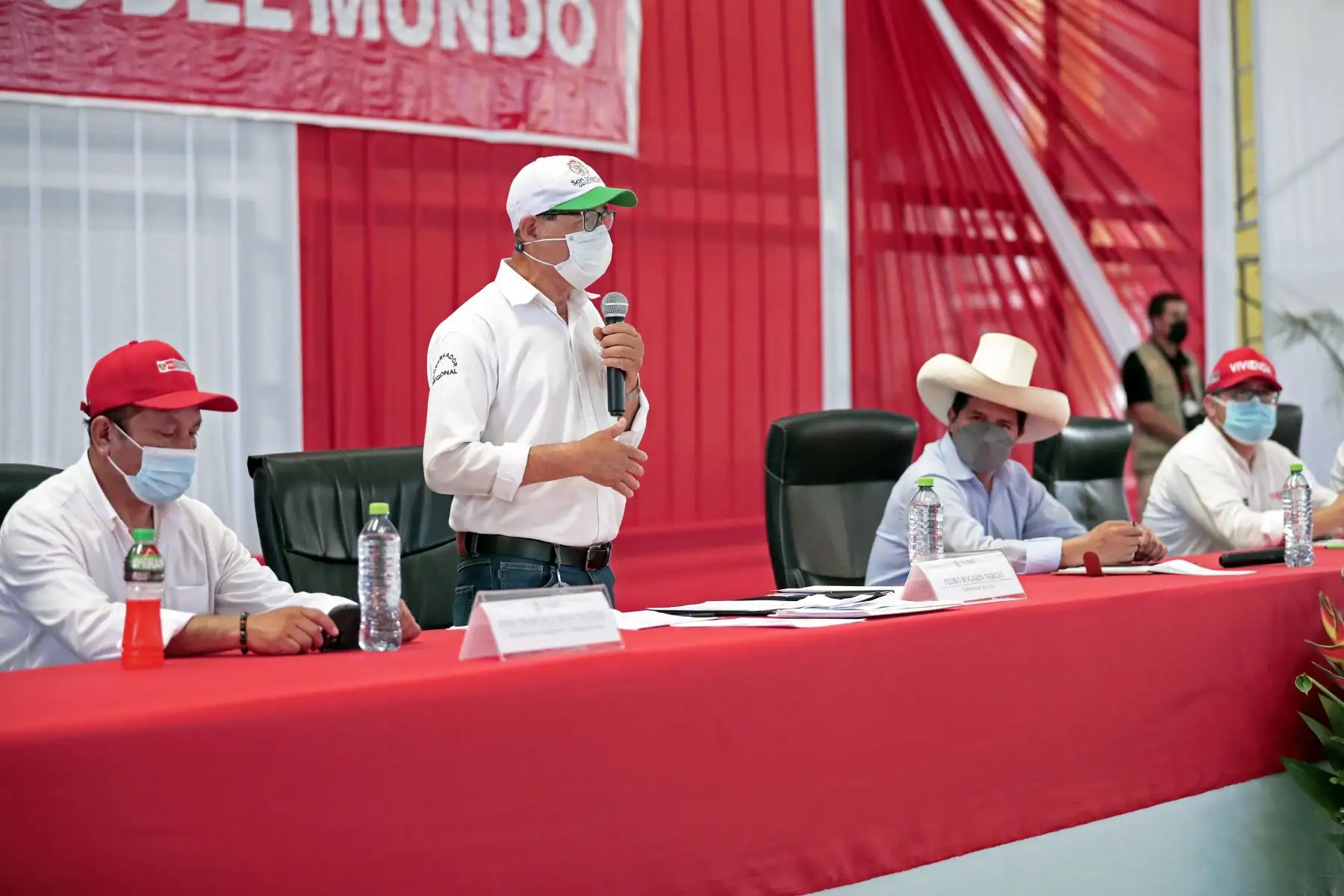 El presidente Pedro Castillo junto al gobernador regional de San Martín, Pedro Bogarín, sostiene reunión con autoridades locales de la región. Foto: ANDINA/Prensa Presidencia