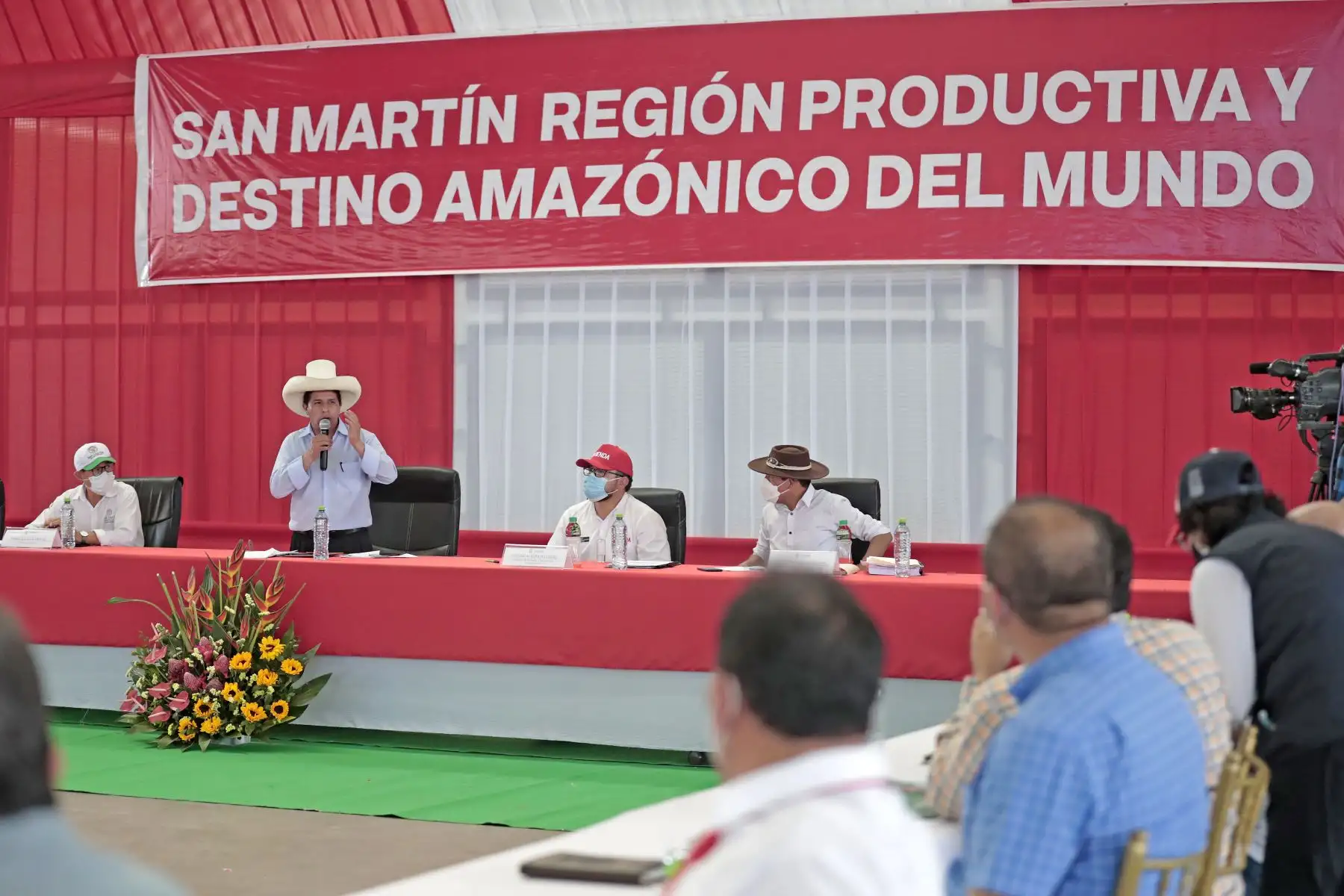El presidente Pedro Castillo junto al gobernador regional de San Martín, Pedro Bogarín, sostiene reunión con autoridades locales de la región. Foto: ANDINA/Prensa Presidencia