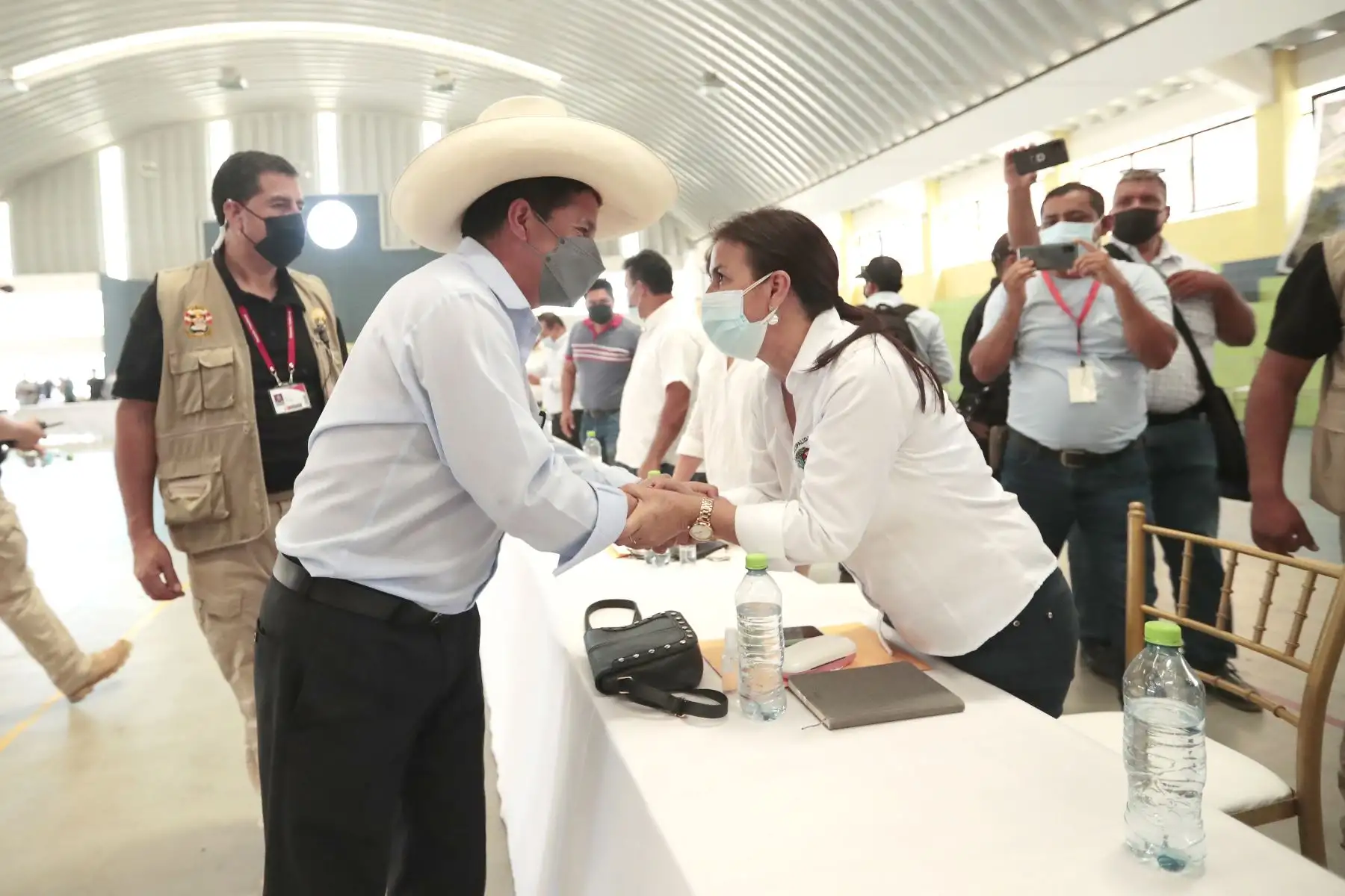 El presidente Pedro Castillo junto al gobernador regional de San Martín, Pedro Bogarín, sostiene reunión con autoridades locales de la región. Foto: ANDINA/Prensa Presidencia