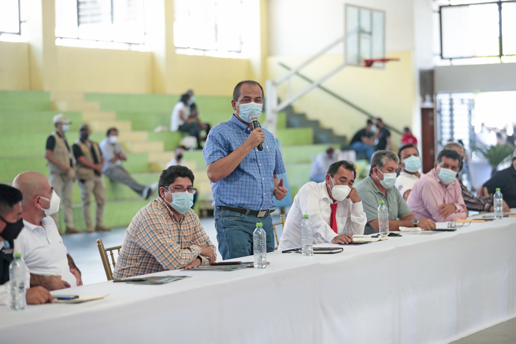 El presidente Pedro Castillo junto al gobernador regional de San Martín, Pedro Bogarín, sostiene reunión con autoridades locales de la región. Foto: ANDINA/Prensa Presidencia