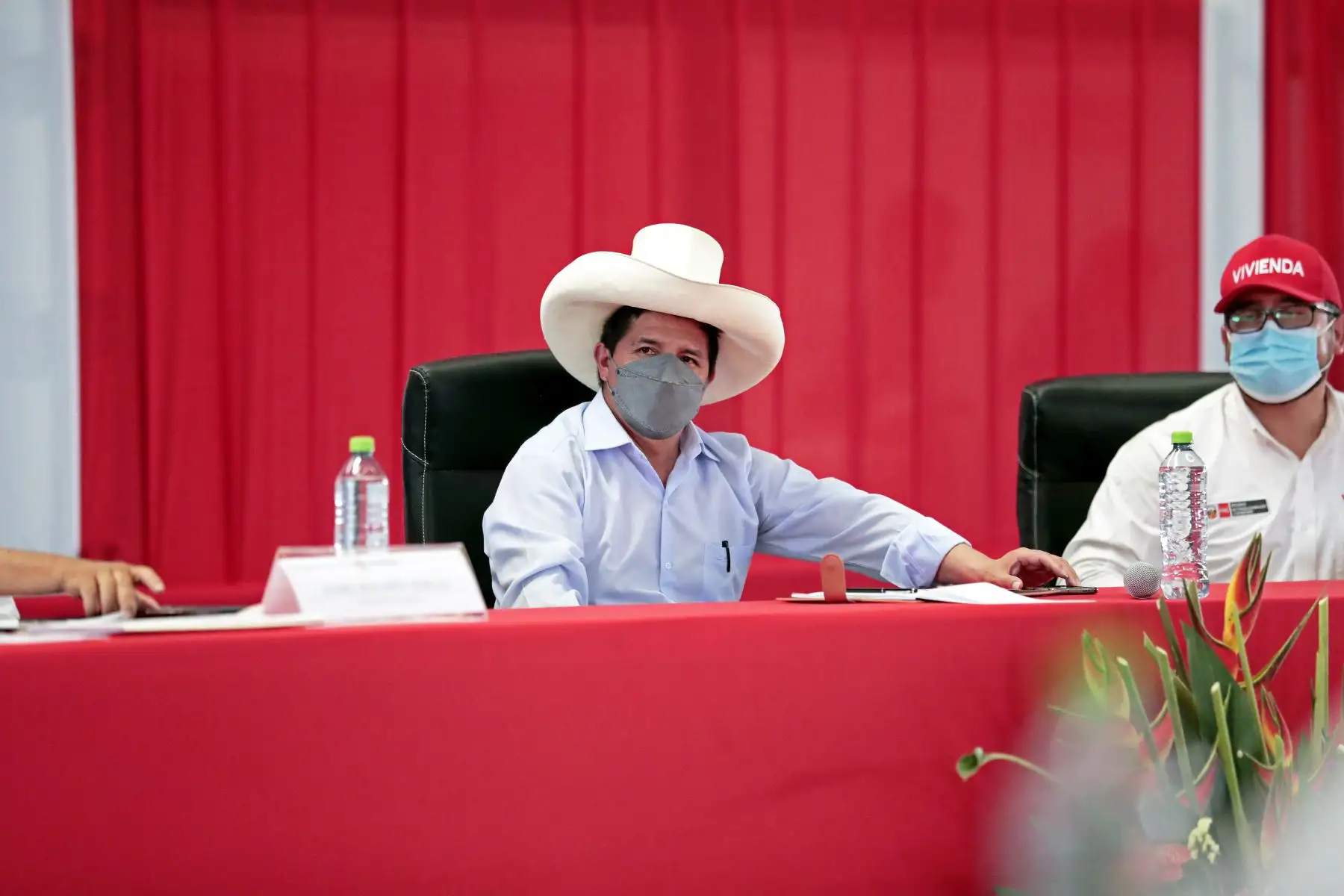 El presidente Pedro Castillo junto al gobernador regional de San Martín, Pedro Bogarín, sostiene reunión con autoridades locales de la región. Foto: ANDINA/Prensa Presidencia