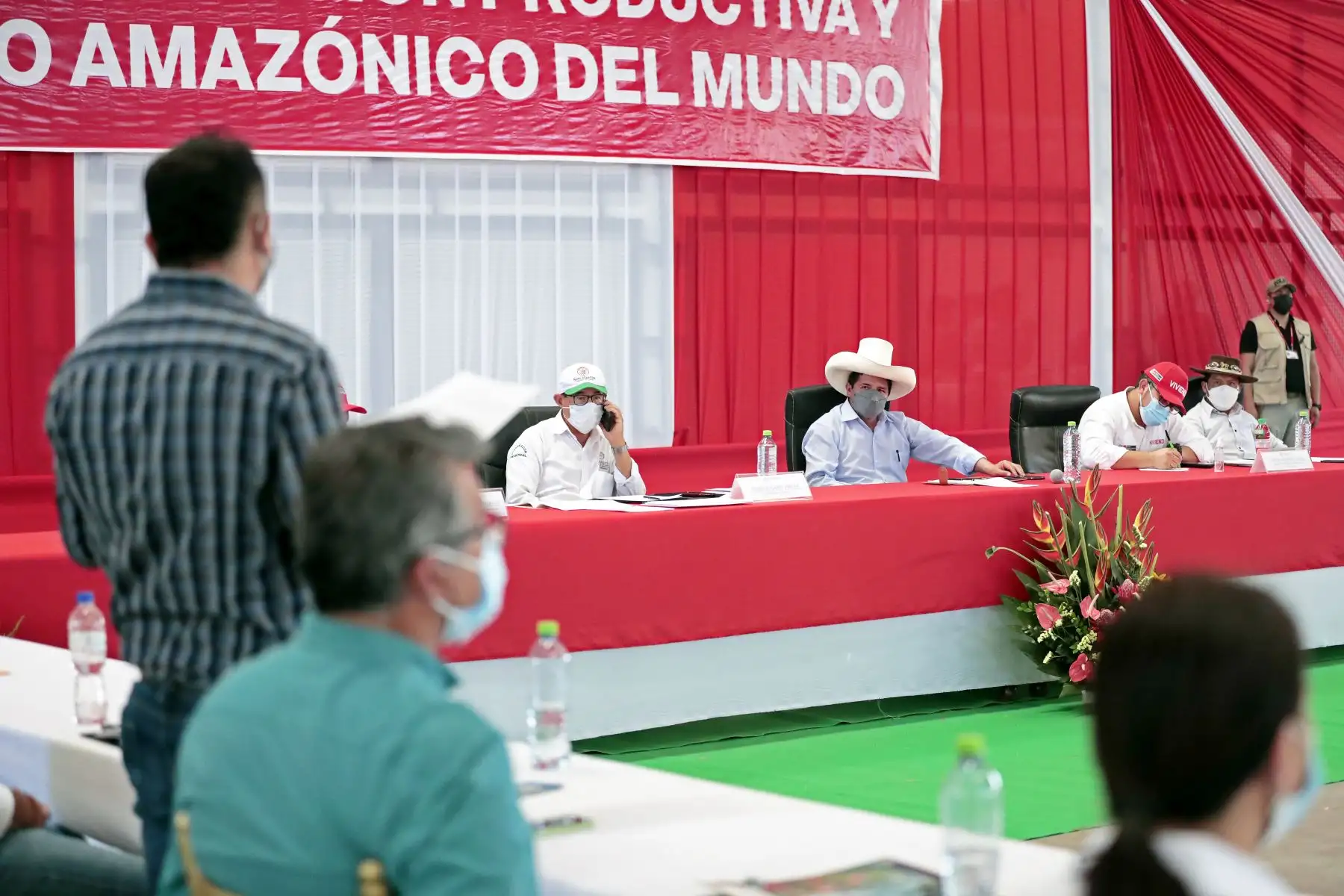 El presidente Pedro Castillo junto al gobernador regional de San Martín, Pedro Bogarín, sostiene reunión con autoridades locales de la región. Foto: ANDINA/Prensa Presidencia