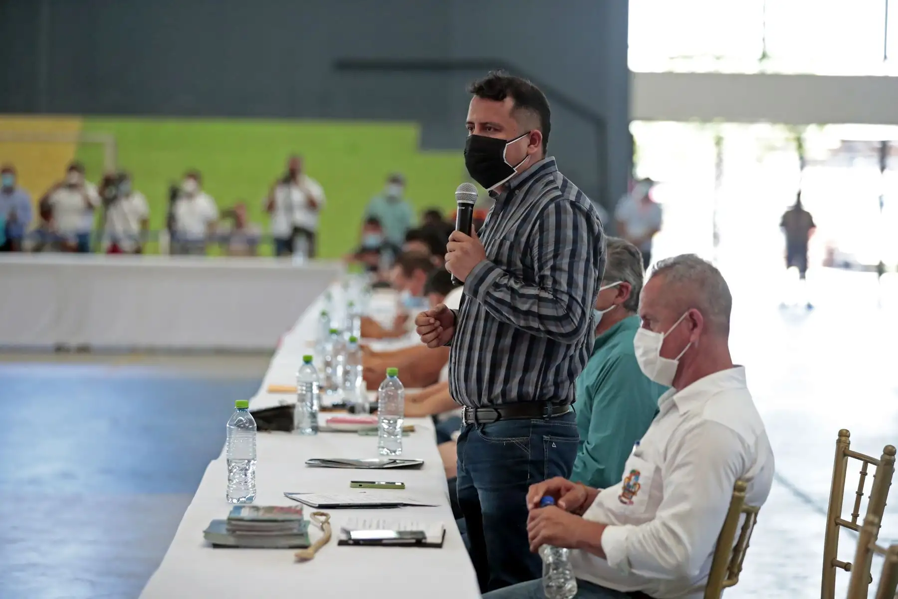 El presidente Pedro Castillo junto al gobernador regional de San Martín, Pedro Bogarín, sostiene reunión con autoridades locales de la región. Foto: ANDINA/Prensa Presidencia