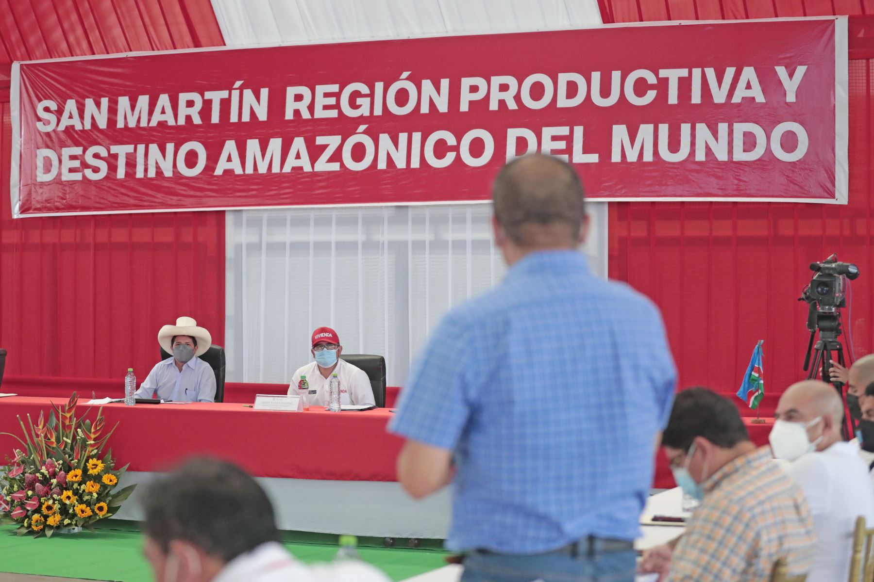 El presidente Pedro Castillo junto al gobernador regional de San Martín, Pedro Bogarín, sostiene reunión con autoridades locales de la región. Foto: ANDINA/Prensa Presidencia