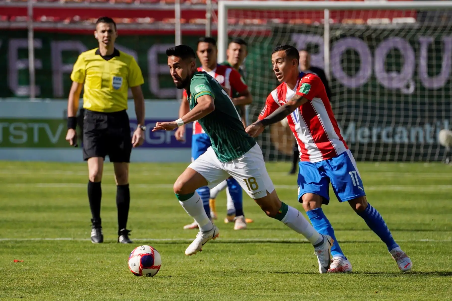 Rodrigo Ramallo de Bolivia disputa un balón con Kaku de Paraguay durante partido de las eliminatorias sudamericanas para el Mundial de Catar 2022. Foto: EFE