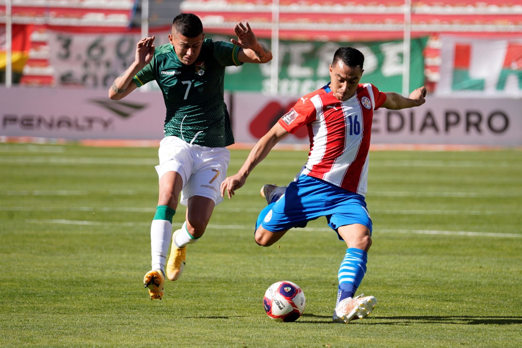 Juan Carlos Arce de Bolivia disputa un balón con Ángel Cardozo de Paraguay durante partido de las eliminatorias sudamericanas para el Mundial de Catar 2022. Foto: EFE