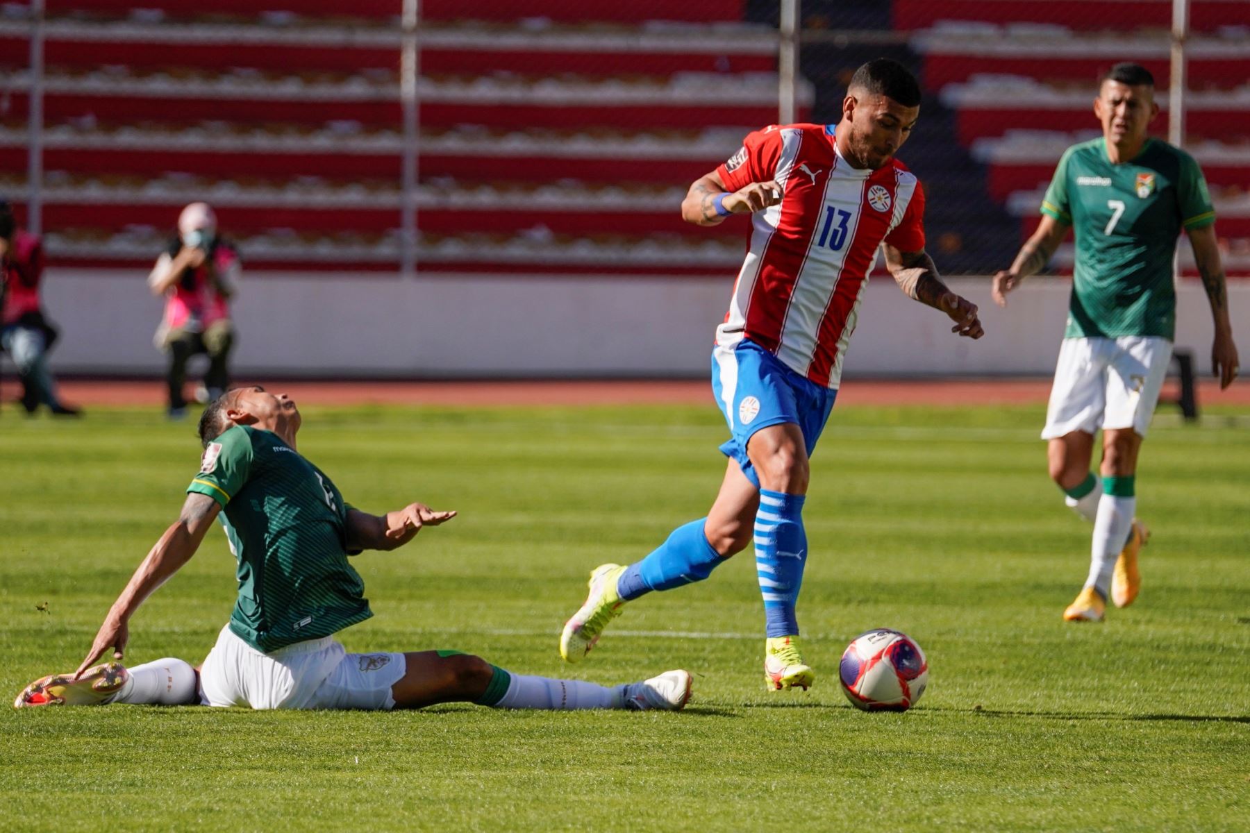 Roberto Fernández de Bolivia disputa un balón con Juan Escobar de Paraguay durante partido de las eliminatorias sudamericanas para el Mundial de Catar 2022. Foto: EFE