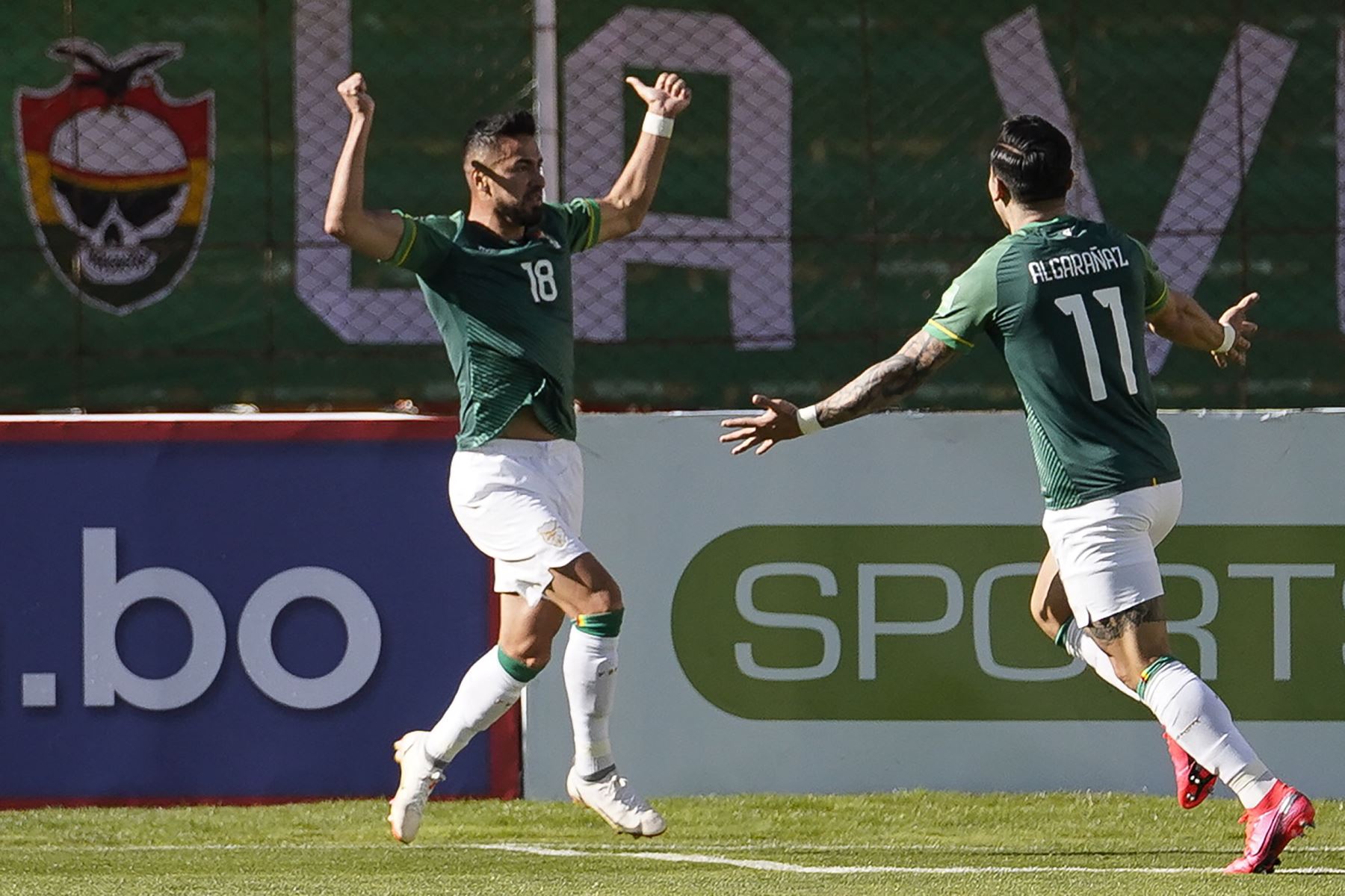 El boliviano Rodrigo Ramallo celebra con su compañero Carmelo Algaranaz tras anotar contra Paraguay durante su partido de clasificación sudamericano para la Copa Mundial de la FIFA Qatar 2022. Foto: EFE