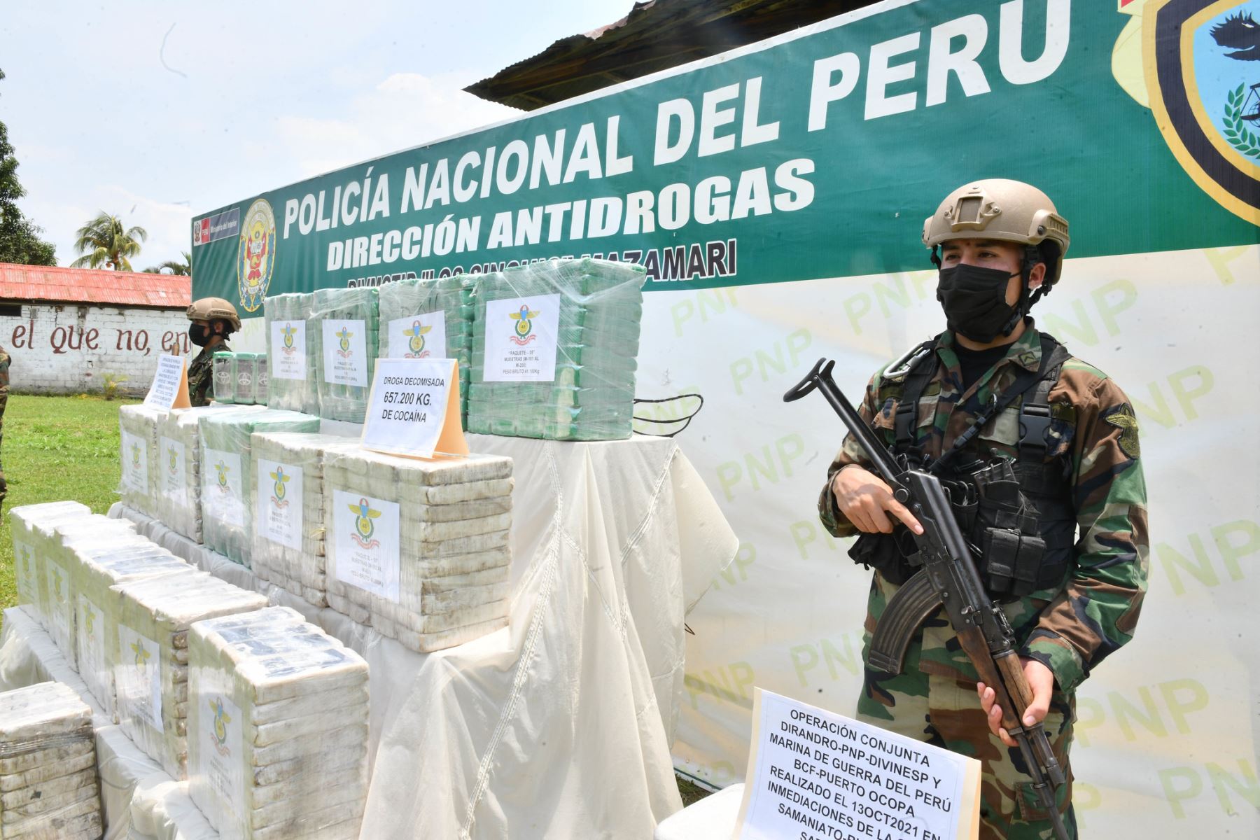 Los más de 850 kilos de droga decomisados en el Vraem fueron presentados en la base de Los Sinchis de Mazamari, región Junín. Foto: ANDINA/Mininter
