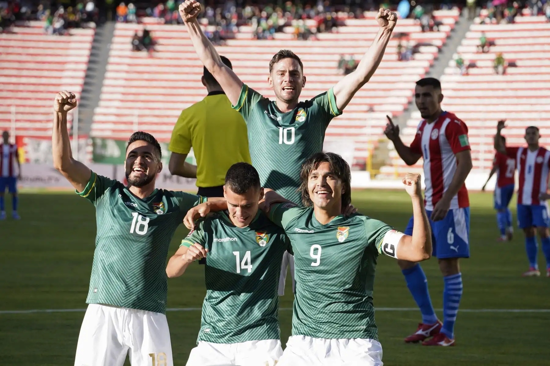 El boliviano Moises Villarroel celebra con sus compañeros de equipo tras anotar contra Paraguay durante su partido de clasificación sudamericano para la Copa Mundial de la FIFA Qatar 2022. Foto: AFP