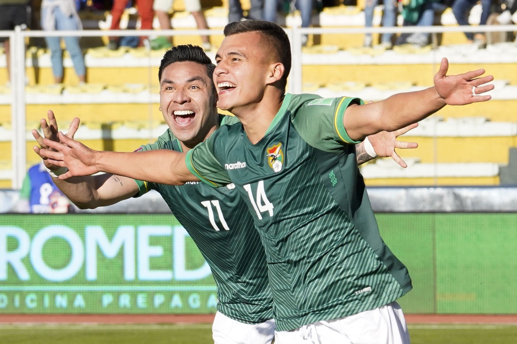 El boliviano Moises Villaroel celebra con el boliviano Carmelo Algaranaz tras anotar contra Paraguay durante el partido de clasificación sudamericano para la Copa Mundial de la FIFA Qatar 2022. Foto: AFP