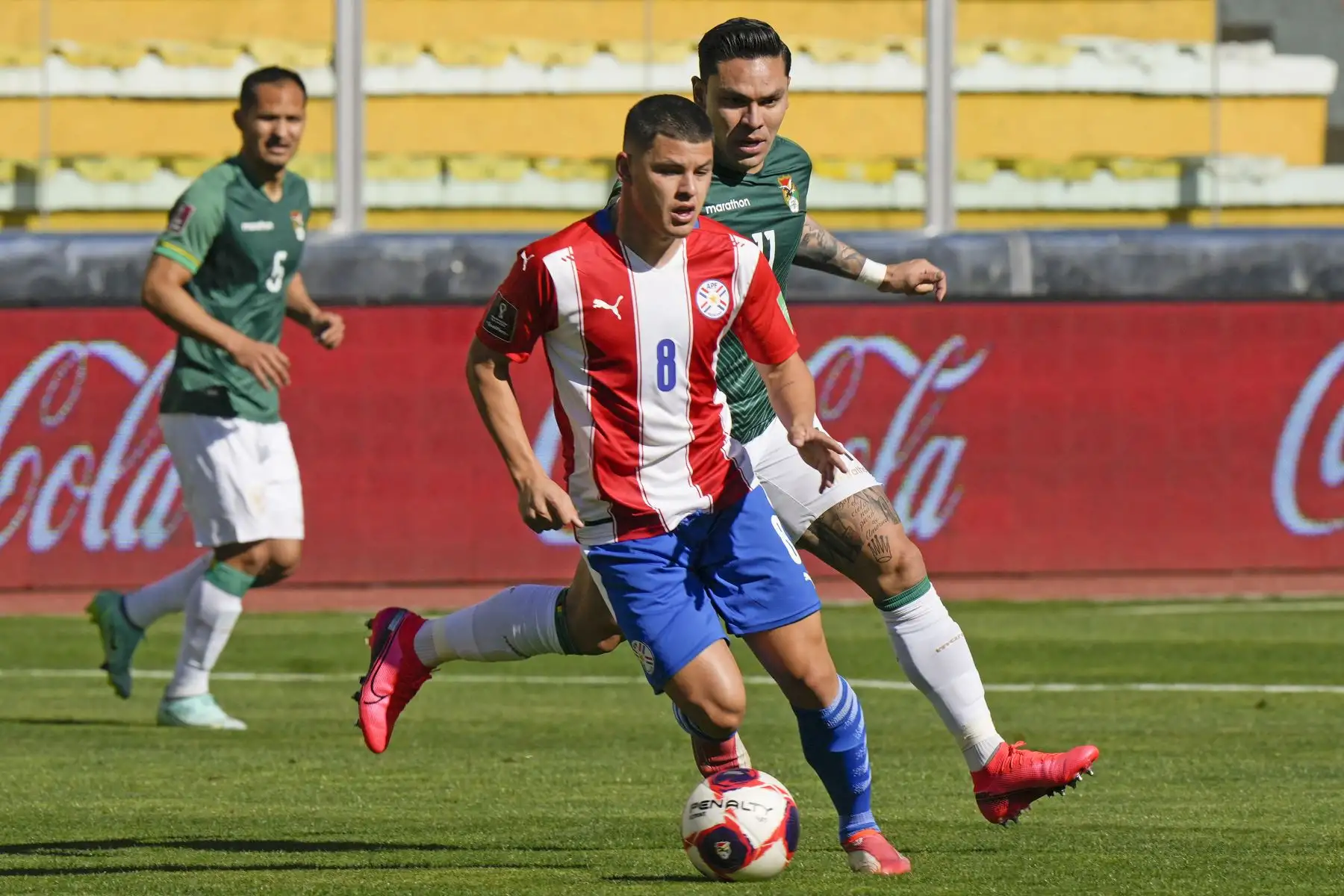 El paraguayo Richard Sánchez y el boliviano Carmelo Algaranaz compiten por el balón durante el partido de clasificación sudamericano para la Copa Mundial de la FIFA Qatar 2022. Foto. AFP