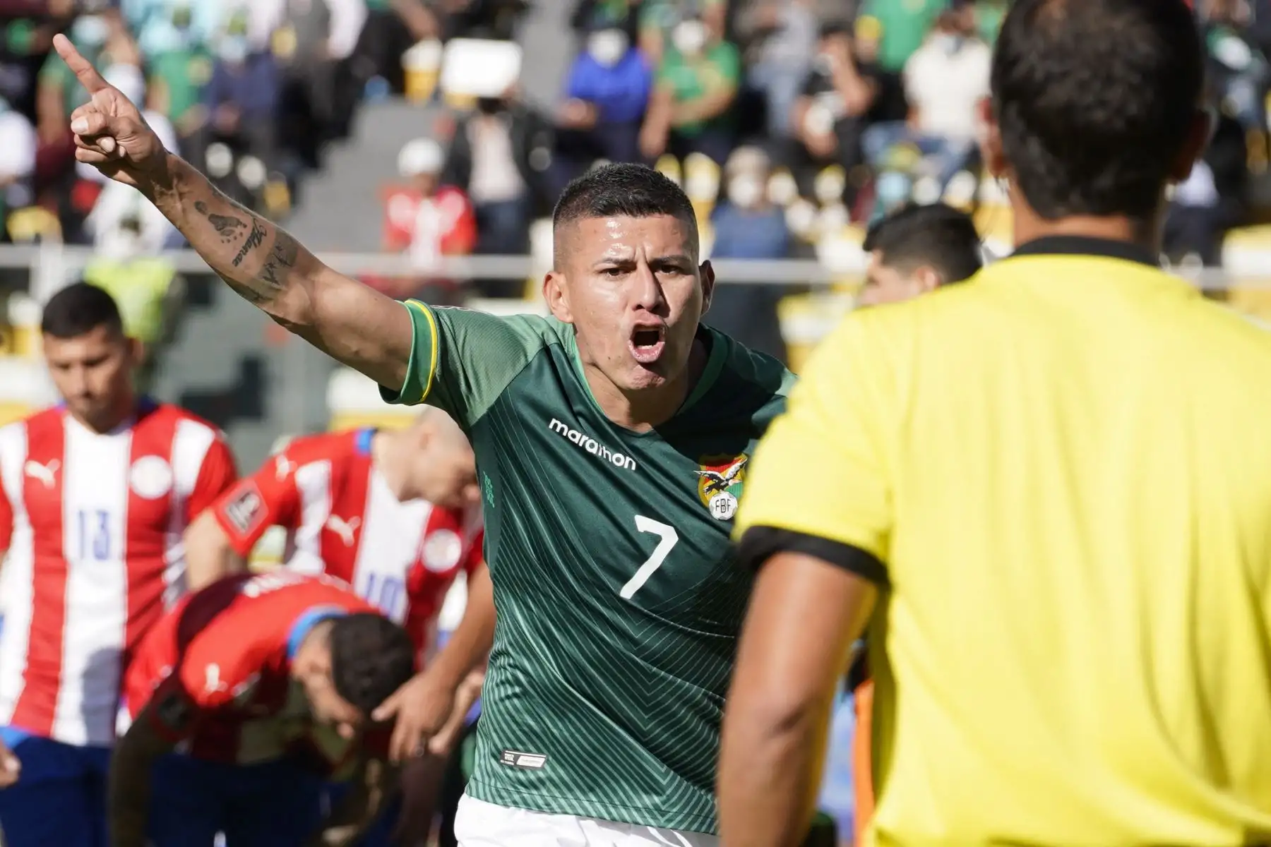 El boliviano Juan Carlos Arce discute con un juez de línea durante el partido de clasificación sudamericano contra Paraguay para la Copa Mundial de la FIFA Qatar 2022. Foto: AFP