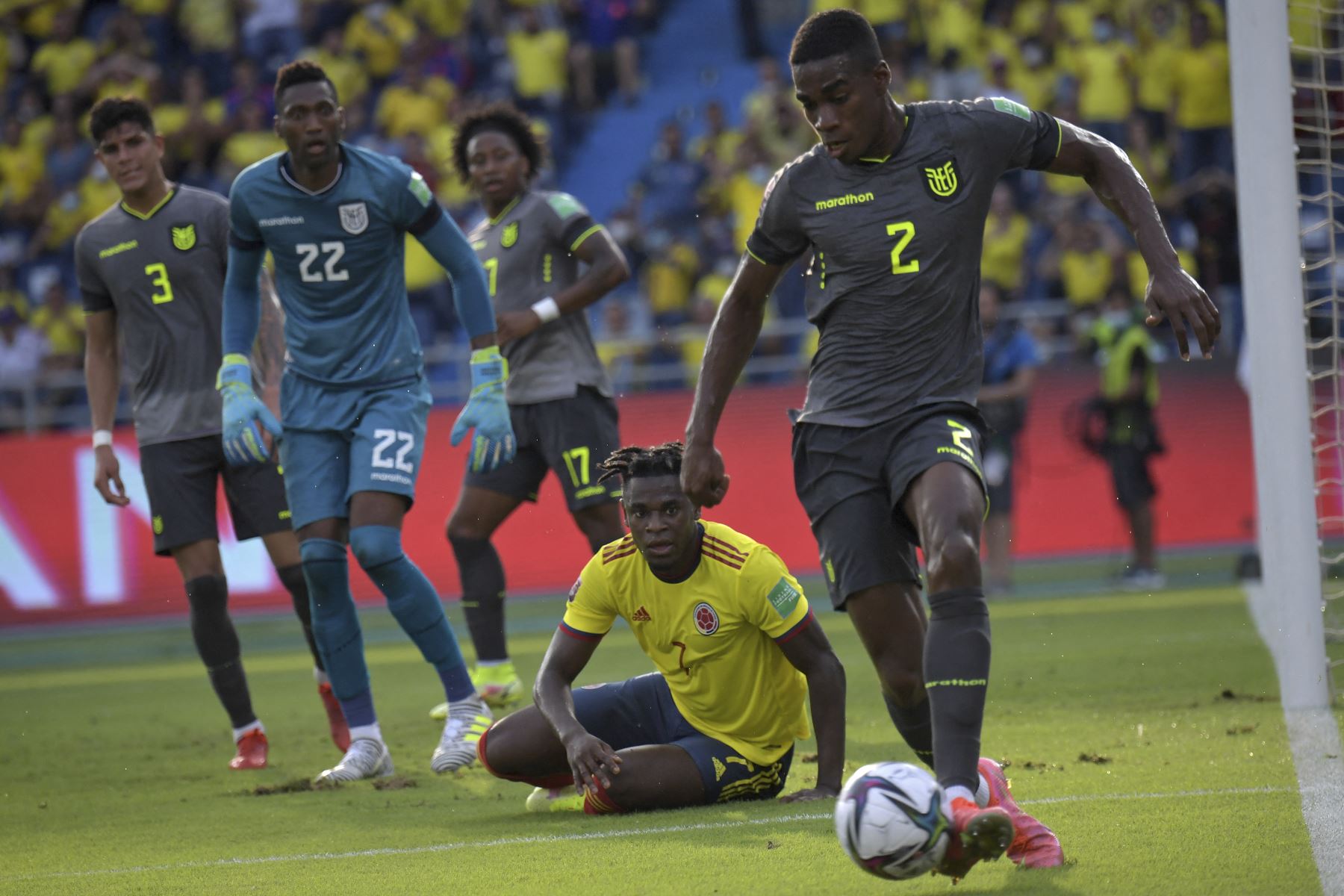 El ecuatoriano Félix Torres regatea al colombiano Duvan Zapata durante su partido de clasificación sudamericano para la Copa Mundial de la FIFA Qatar 2022. Foto: AFP