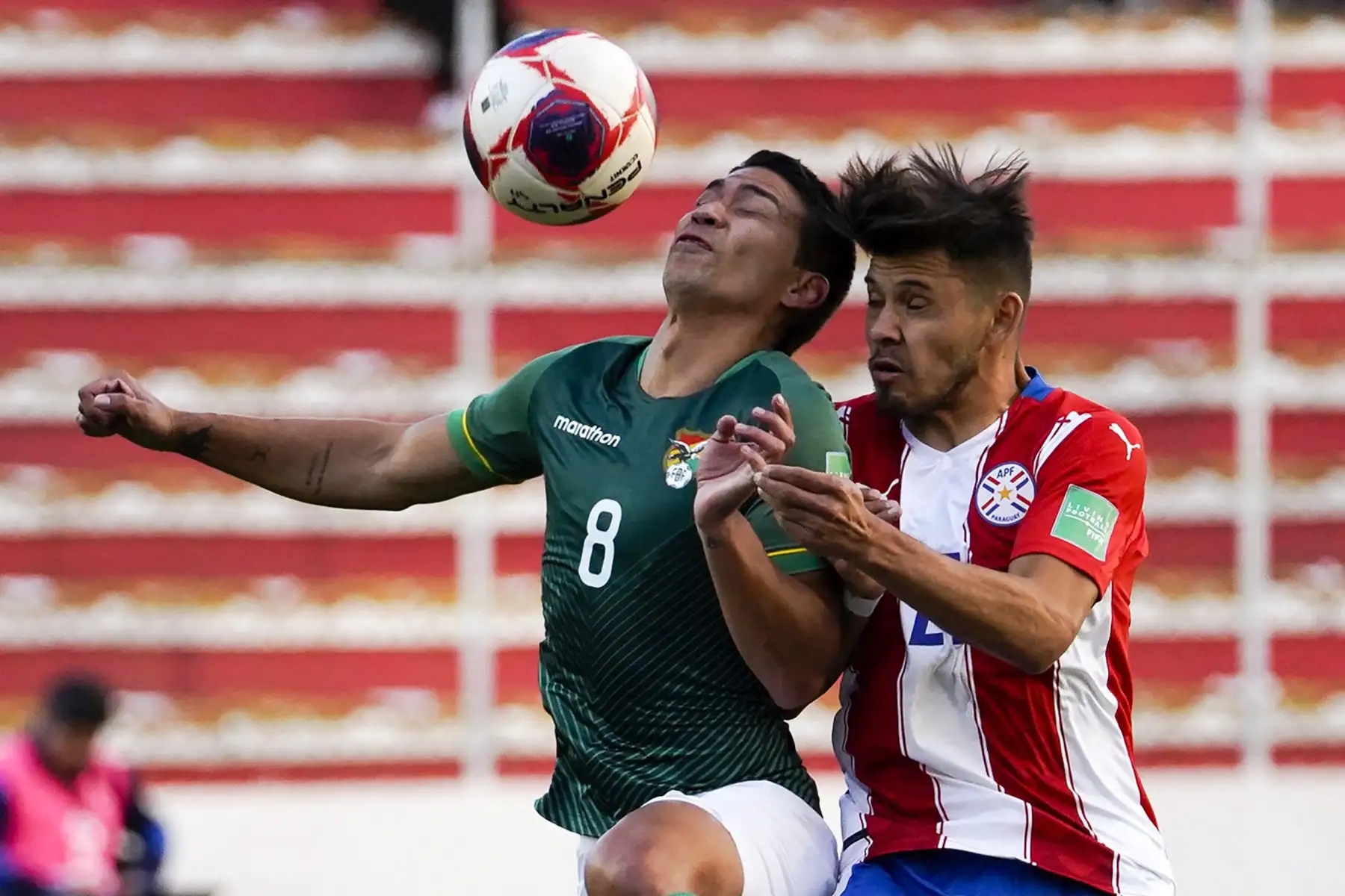 El boliviano Diego Bejarano y el paraguayo Oscar Romero compiten por el balón durante partido de clasificación sudamericano para la Copa Mundial de la FIFA Qatar 2022. Foto: AFP