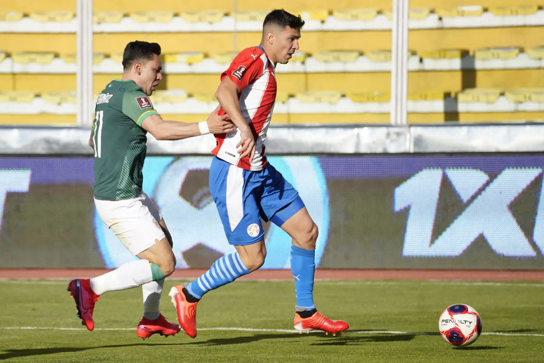 El boliviano Carmelo Algaranaz y el paraguayo Fabián Balbuena compiten por el balón durante su partido sudamericano de clasificación para la Copa Mundial de la FIFA Qatar 2022. Foto: AFP