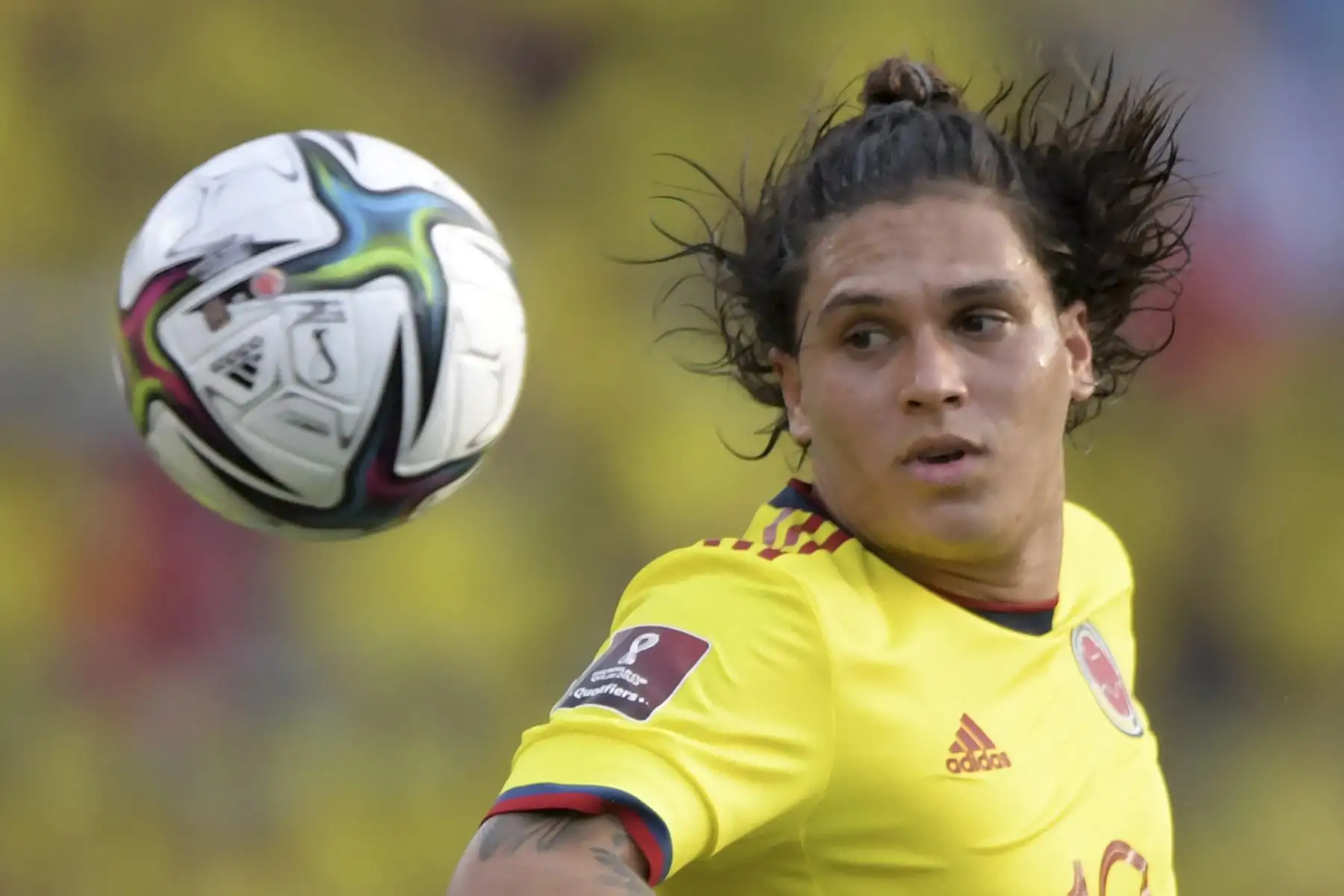 El colombiano Juan Fernando Quintero controla el balón durante el partido de clasificación sudamericano contra Ecuador para la Copa Mundial de la FIFA Qatar 2022. Foto: AFP