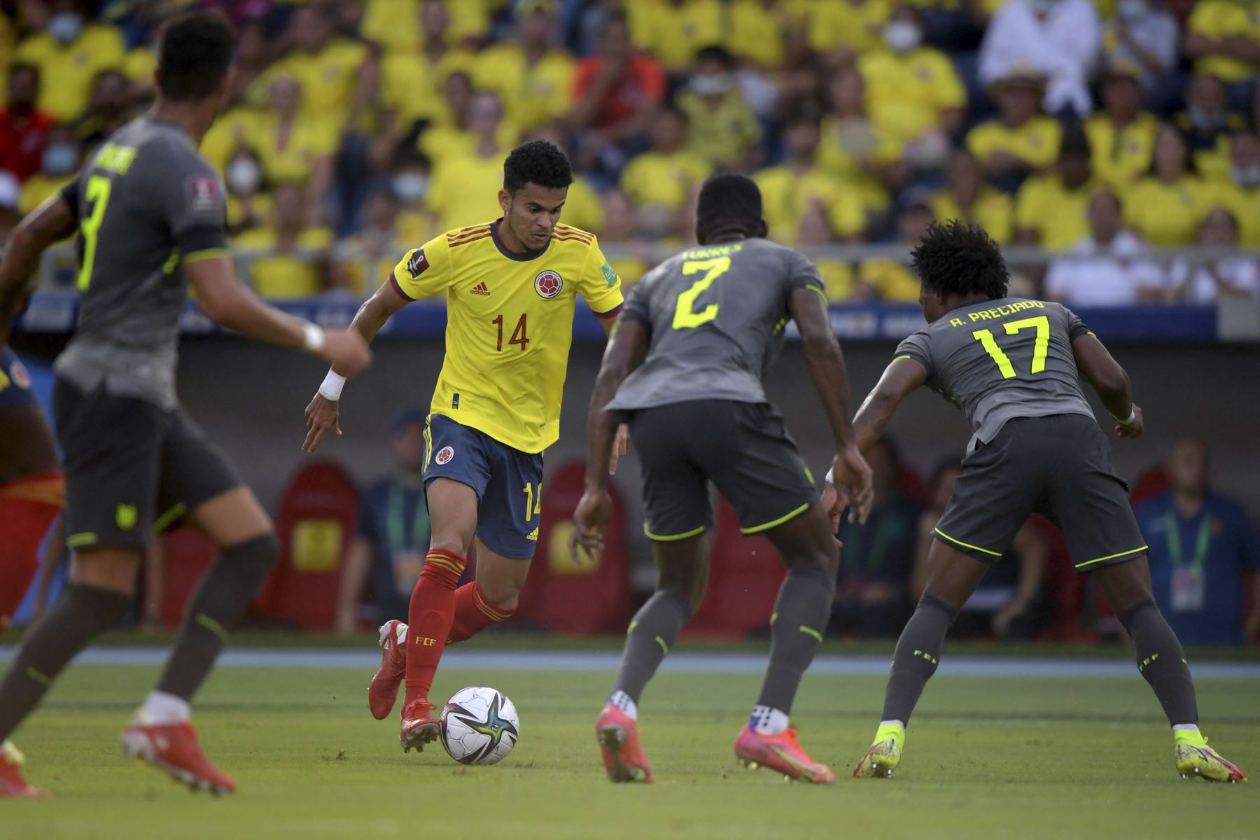 Luis Díaz de Colombia compite por el balón contra Félix Torres y Angelo Preciado de Ecuador durante partido de clasificación sudamericano para la Copa Mundial de la FIFA Qatar 2022. Foto: AFP