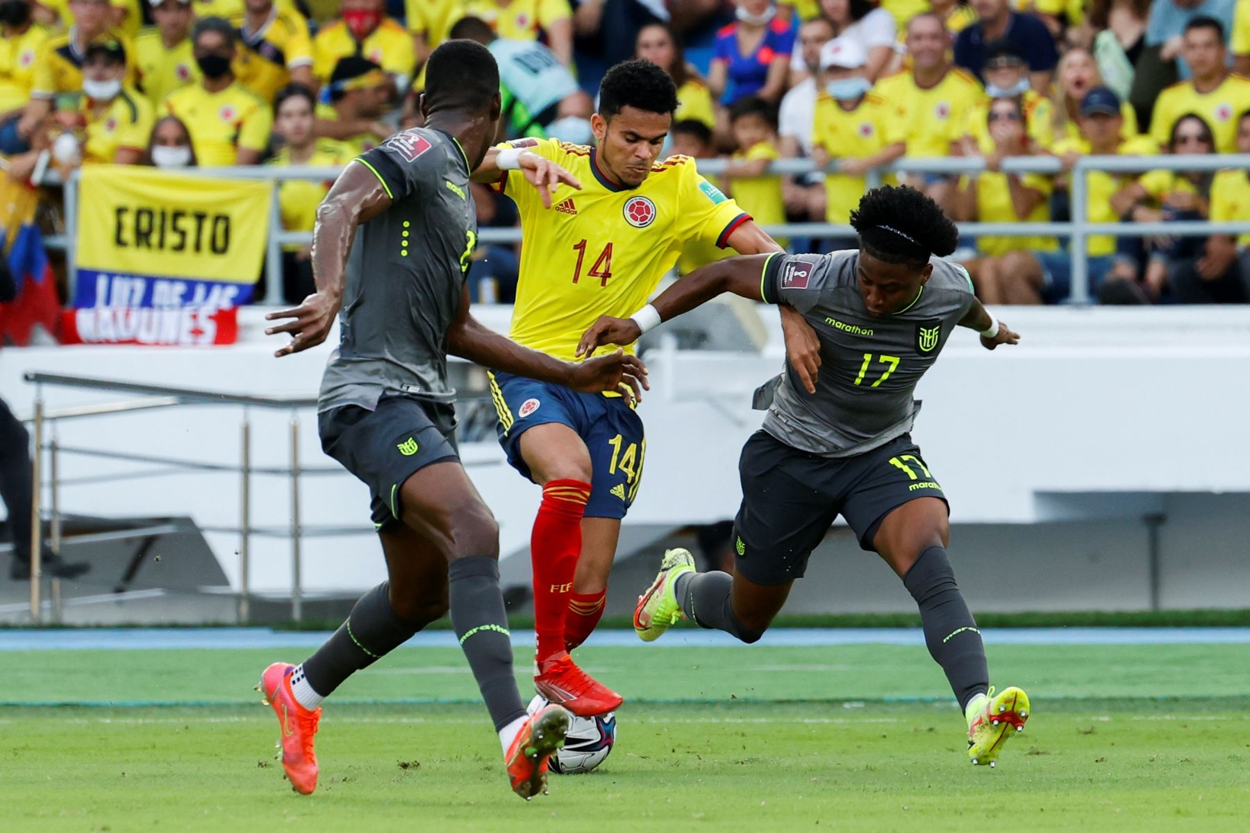 Luis Díaz de Colombia disputa el balón con Félix Torres y Ángelo Preciado de Ecuador durante partido por las eliminatorias sudamericanas al Mundial de Catar 2022, en el estadio Metropolitano en Barranquilla. Foto: EFE