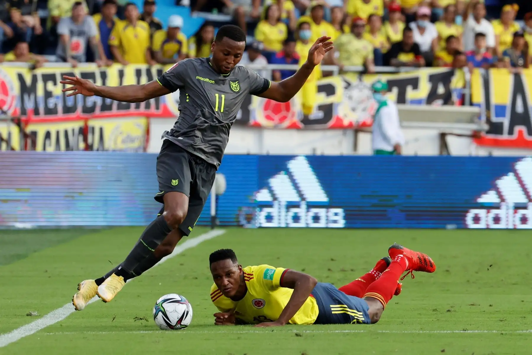 Yerry Mina de Colombia disputa el balón con Michael Estrada de Ecuador durante partido por las eliminatorias sudamericanas al Mundial de Catar 2022, en el estadio Metropolitano en Barranquilla. Foto: EFE