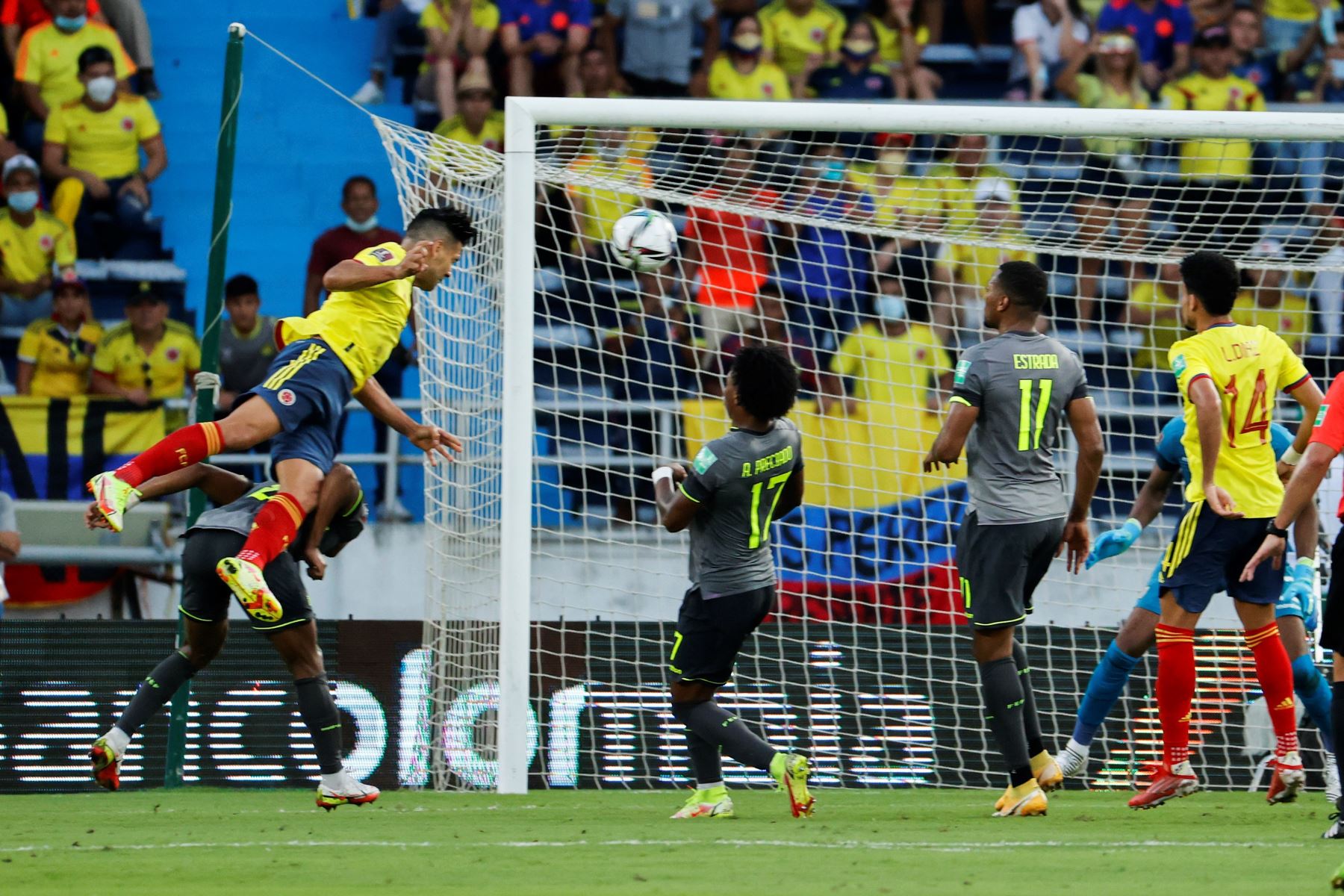 Radamel Falcao de Colombia cabecea contra la portería de Ecuador durante partido por las eliminatorias sudamericanas al Mundial de Catar 2022, en el estadio Metropolitano en Barranquilla. Foto: EFE