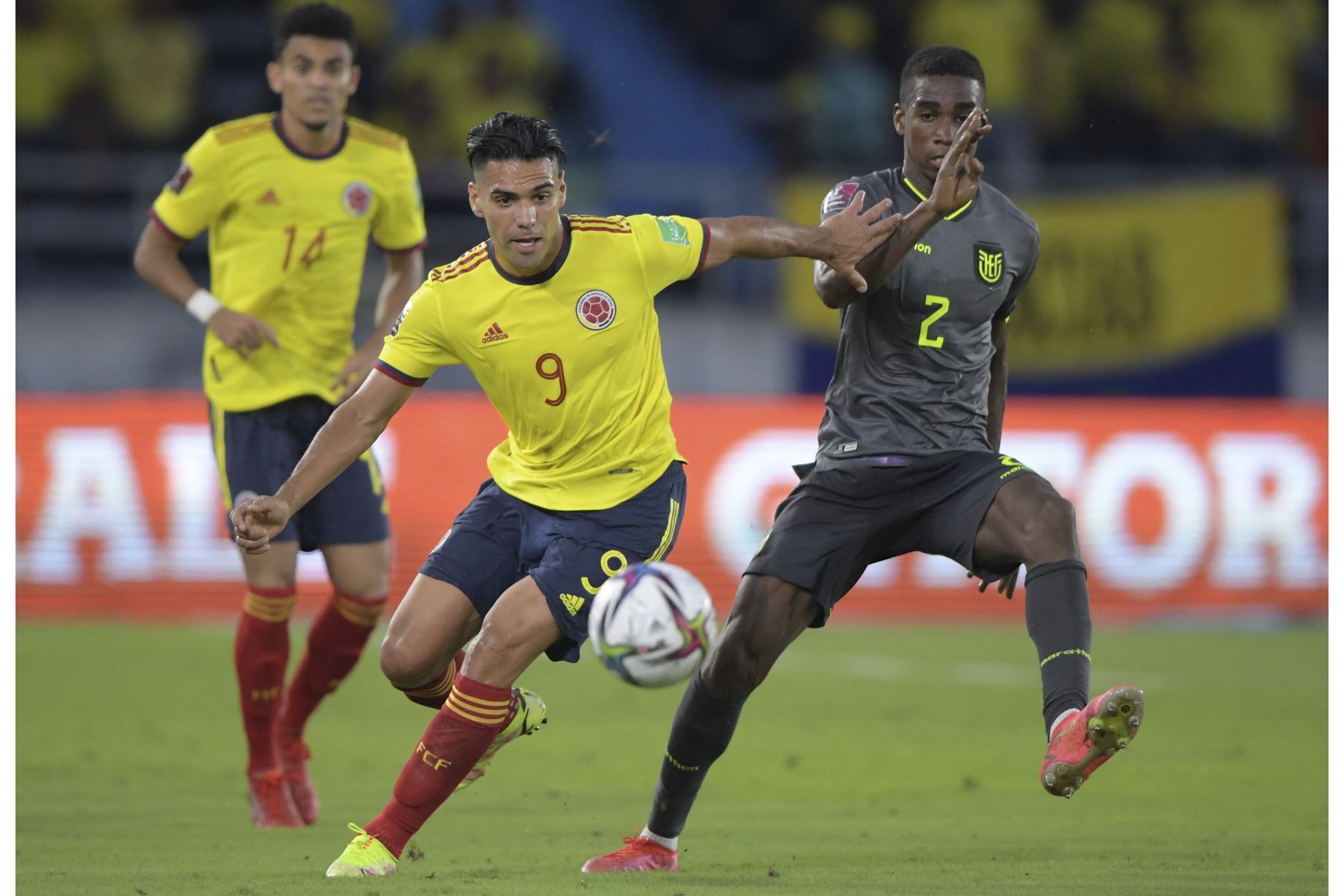 El colombiano Radamel Falcao y el ecuatoriano Félix Torres compiten por el balón durante partido de clasificación sudamericano para la Copa Mundial de la FIFA Qatar 2022. Foto. AFP