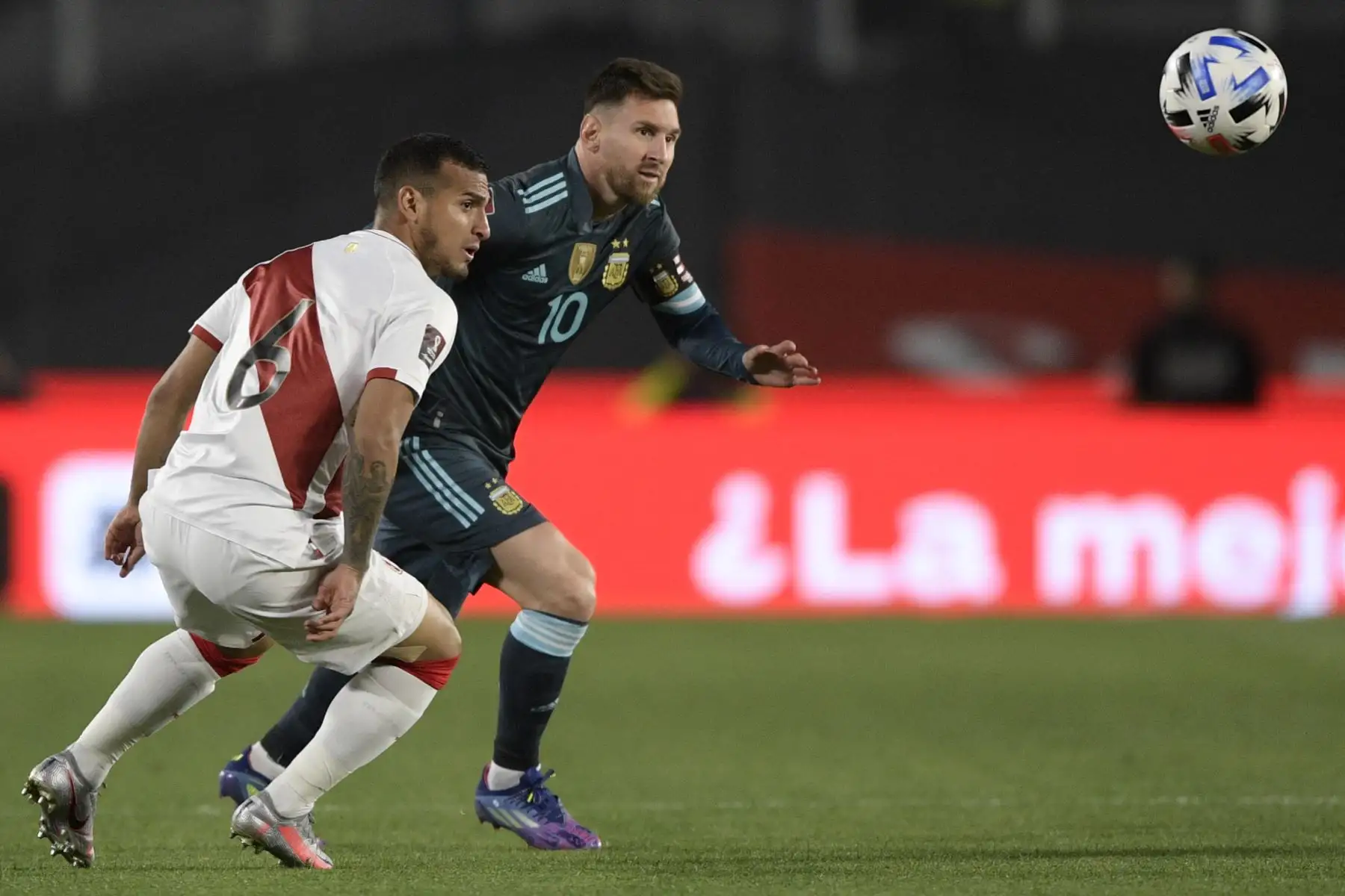 El argentino Lionel Messi y el peruano Miguel Trauco disputan el balón durante el partido de clasificación sudamericano para la Copa Mundial de la FIFA Qatar 2022. Foto: AFP