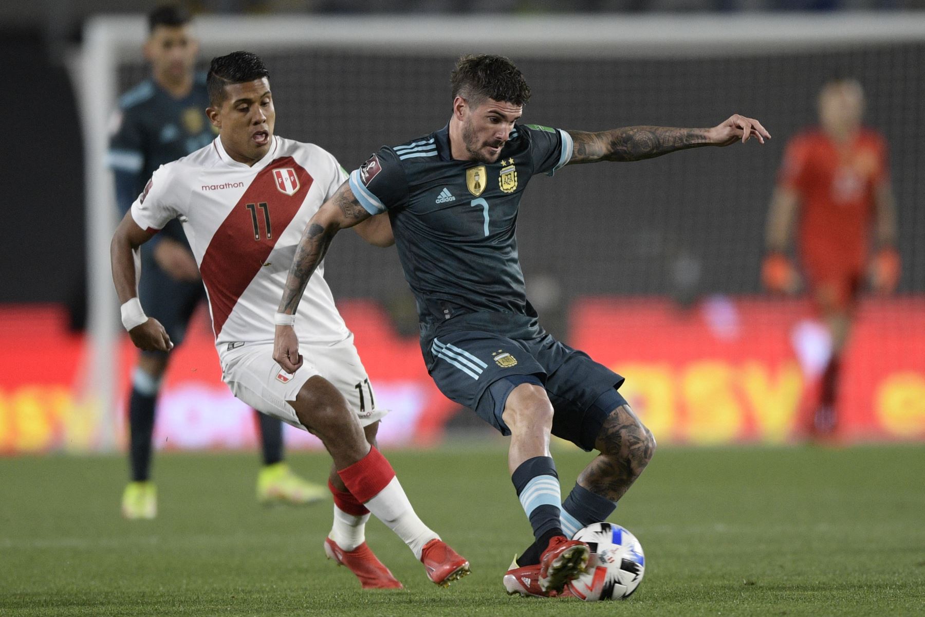 El peruano Raziel García y el argentino Rodrigo De Paul compiten por el balón durante el partido de clasificación sudamericano para la Copa Mundial de la FIFA Qatar 2022. Foto: AFP